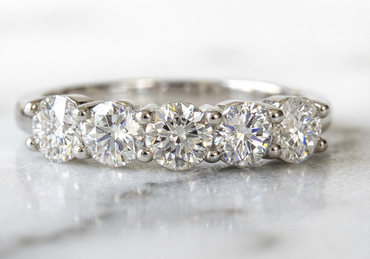 1,56 ct natürlicher Diamant 5-Stein Hochzeit Band in 14k Weißgold (Zeitgenössisch) im Angebot