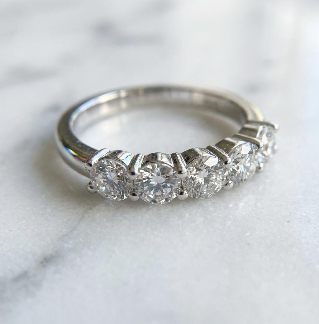 1,56 ct natürlicher Diamant 5-Stein Hochzeit Band in 14k Weißgold (Rundschliff) im Angebot