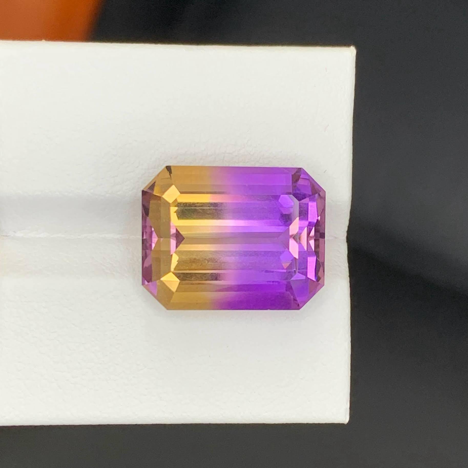 Poids 15.60 Carat 
Dimensions 17.1x13.4x9.4mm
Traitement Aucun 
Origine Bolivie 
Clarity Loup Clean 
Forme Coupe Émeraude 





Cette amétrine bicolore en vrac de 15,60 carats présente une fusion étonnante de tons jaune d'or et violet royal au sein