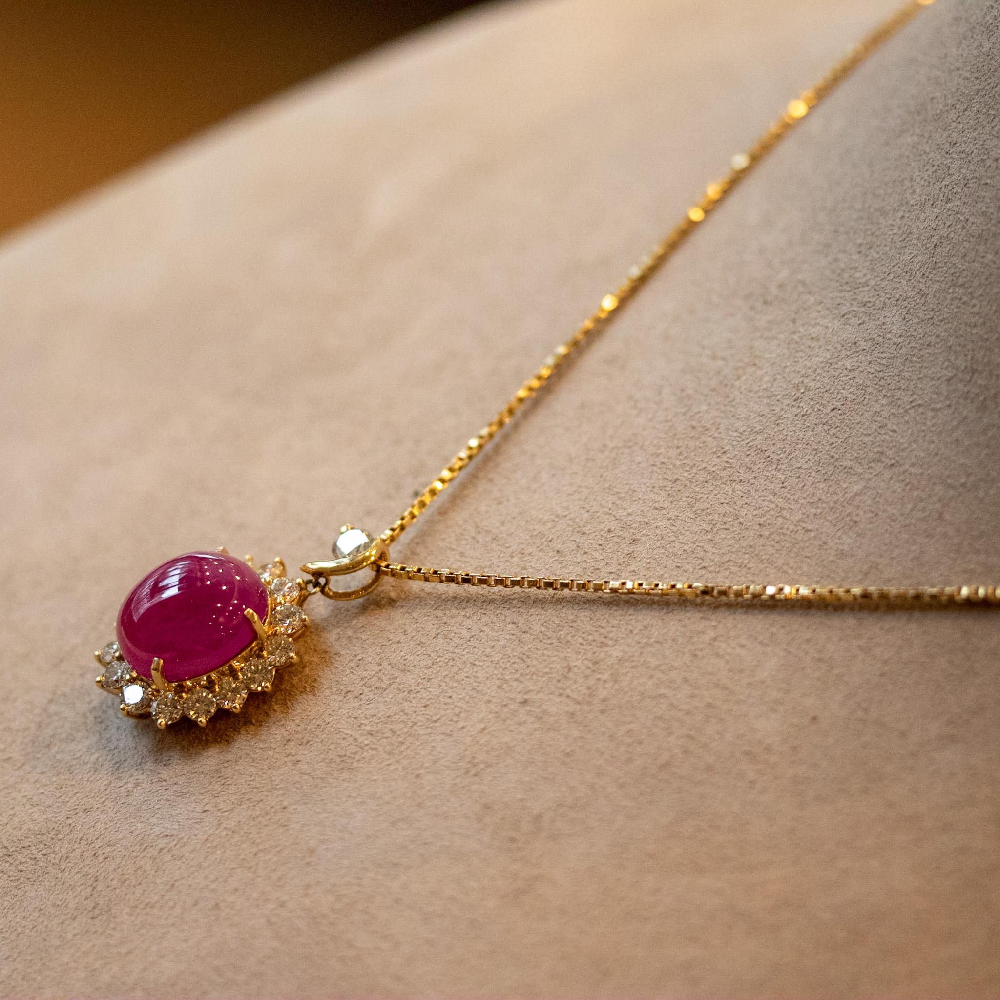 Pendentif en goutte en or avec diamants et rubis de 15,60 carats, certifié GIA Neuf - En vente à Beverly Hills, CA