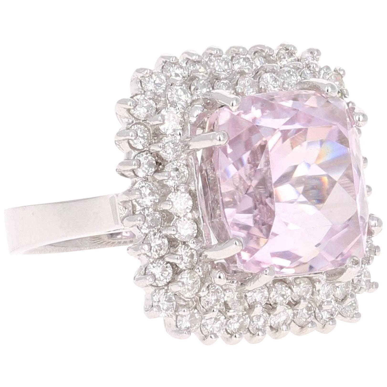 Ce superbe bijou est composé d'une énorme kunzite de 14,17 carats sertie au centre de la bague, entourée de deux rangées de 60 diamants ronds pesant 1,45 carat (pureté : SI2, couleur : F). Le poids total en carats de la bague est de 15.62 carats.