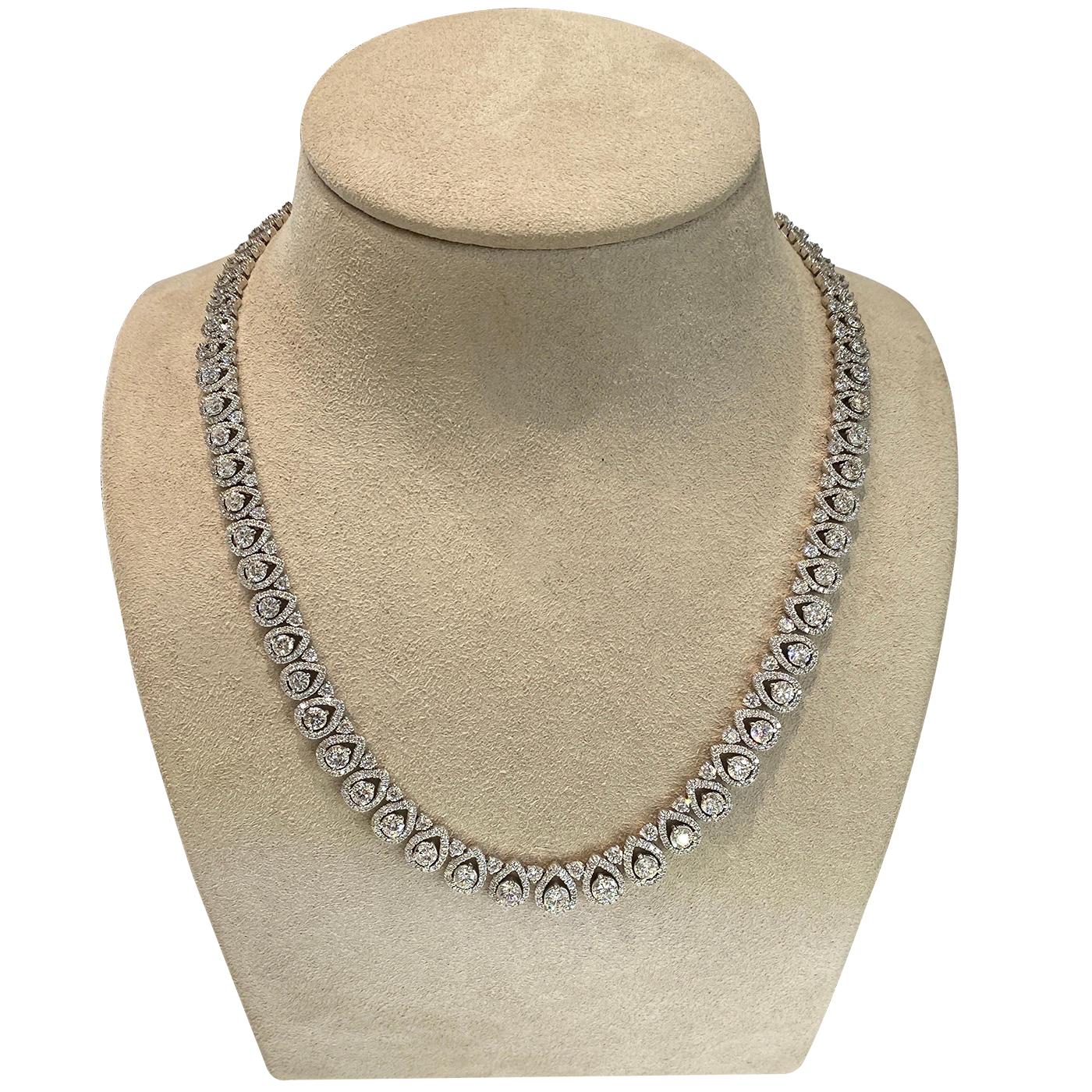 Este precioso collar tiene 15,62 quilates de peso total en diamantes redondos naturales rodeados de halos en forma de pera engastados en oro blanco de 18 quilates con cierre de seguridad. Este collar está muy bien hecho y se convertirá en tu pieza