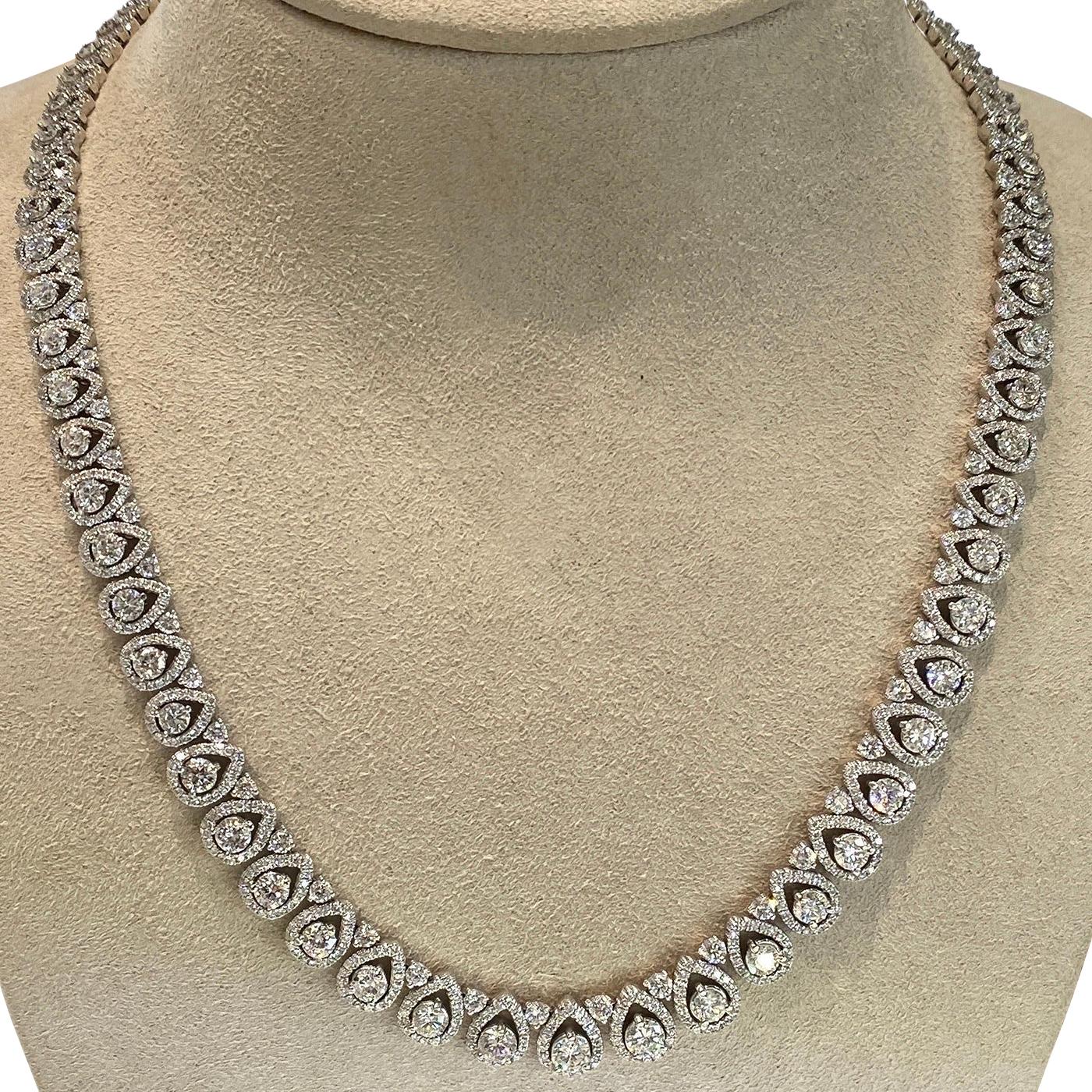 Collar Halo de Diamantes en Forma de Pera de 15,62 Quilates Oro Blanco de 14 Kilates 16 Pulgadas Modernista en venta