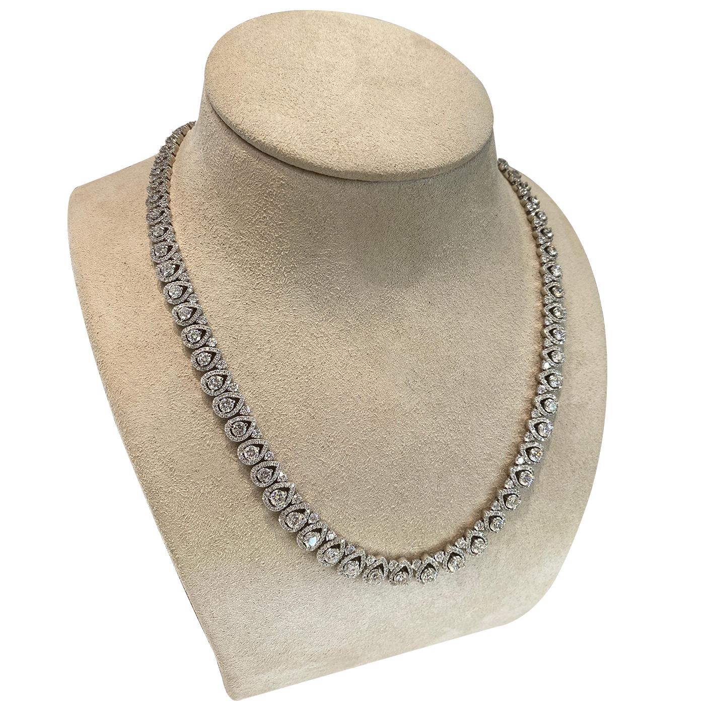 Collar Halo de Diamantes en Forma de Pera de 15,62 Quilates Oro Blanco de 14 Kilates 16 Pulgadas Corte redondo en venta