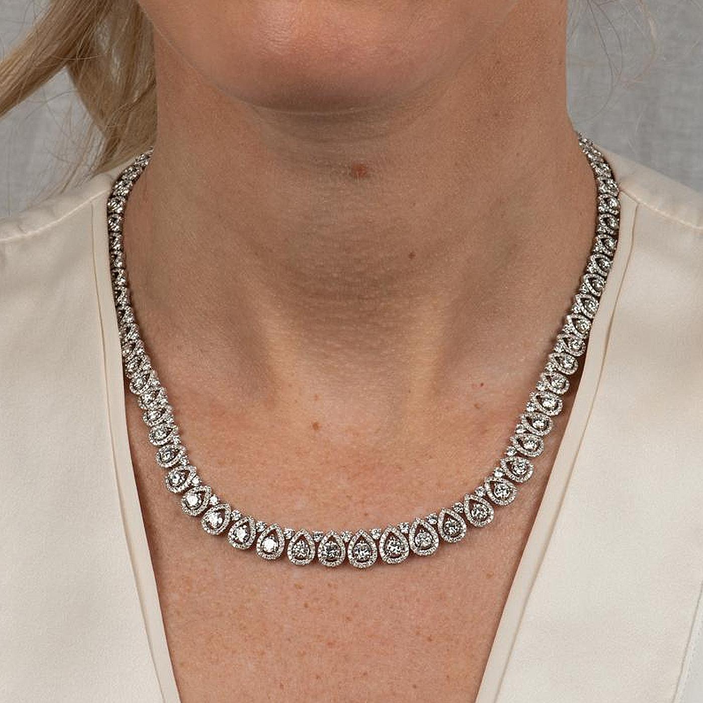 Collar Halo de Diamantes en Forma de Pera de 15,62 Quilates Oro Blanco de 14 Kilates 16 Pulgadas en Bueno estado para la venta en Aventura, FL
