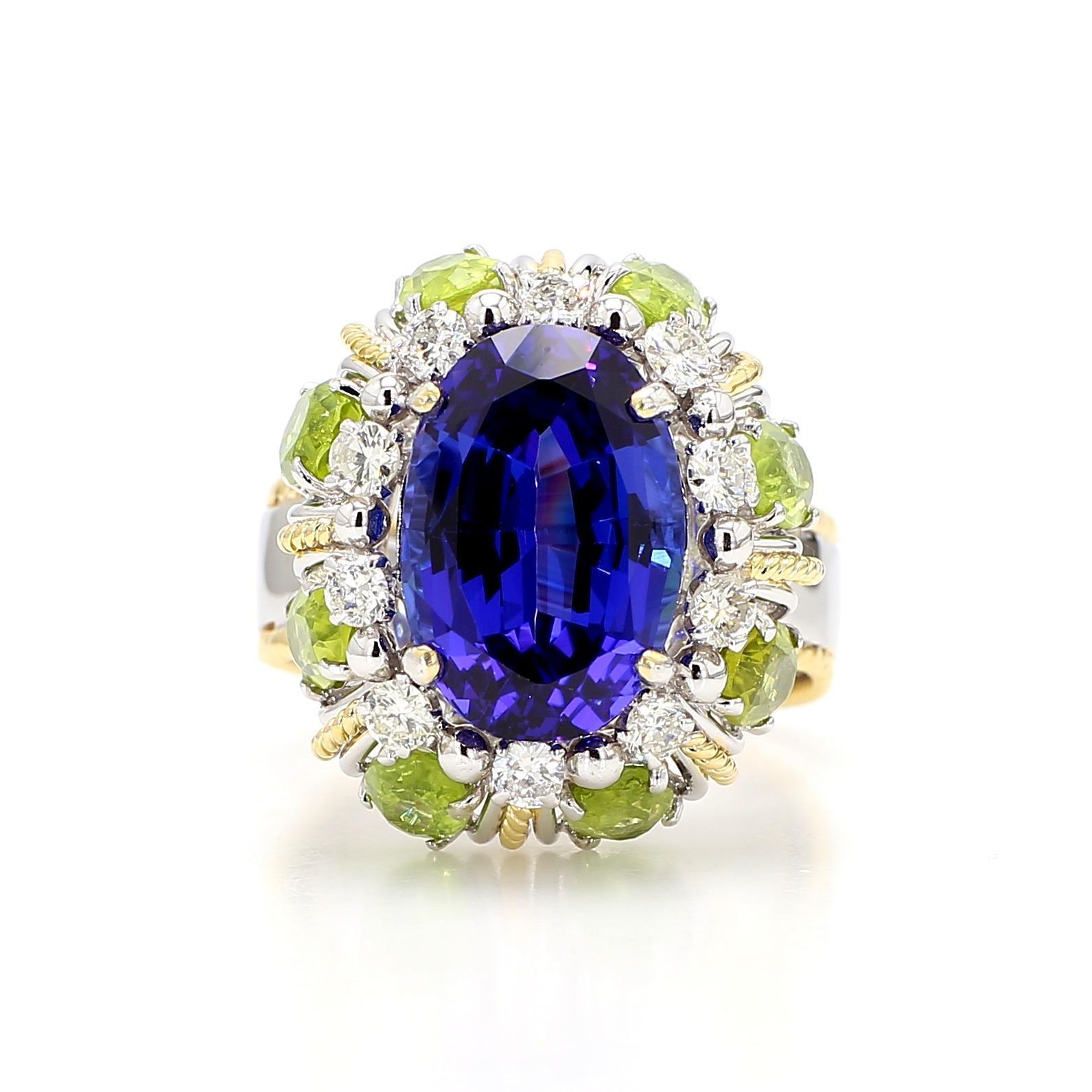 15.62 Carat Tanzanite, Peridot, Diamond Halo 18K White Gold Cluster Ring en vente 4