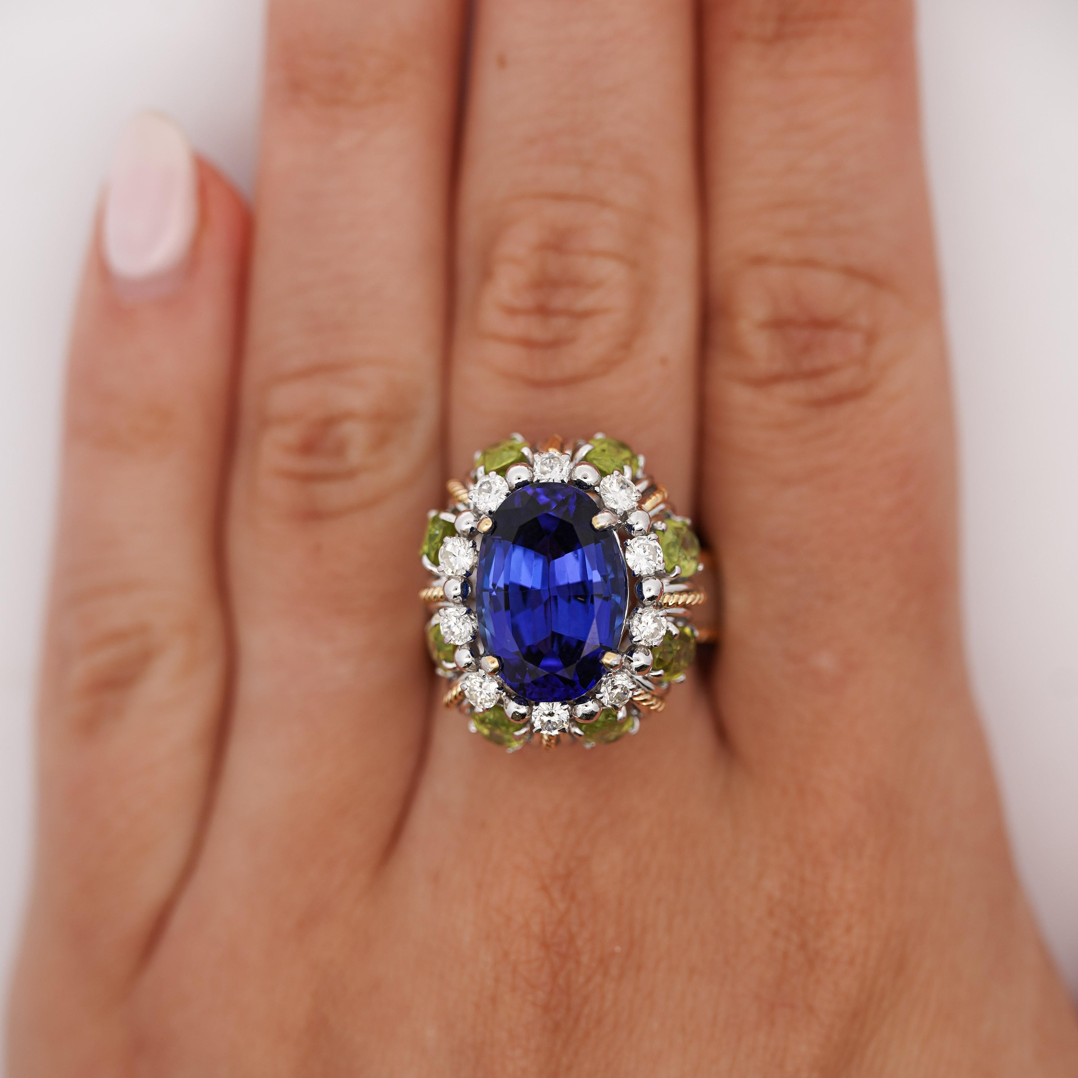 Bague cocktail en tanzanite ovale naturelle de 7,62 carats en or blanc 18 carats, entourée d'un péridot de 8 carats et rehaussée de diamants, avec un anneau en forme de corde. La pierre centrale spectaculaire mesure 14,6 x 10 mm dans une monture de