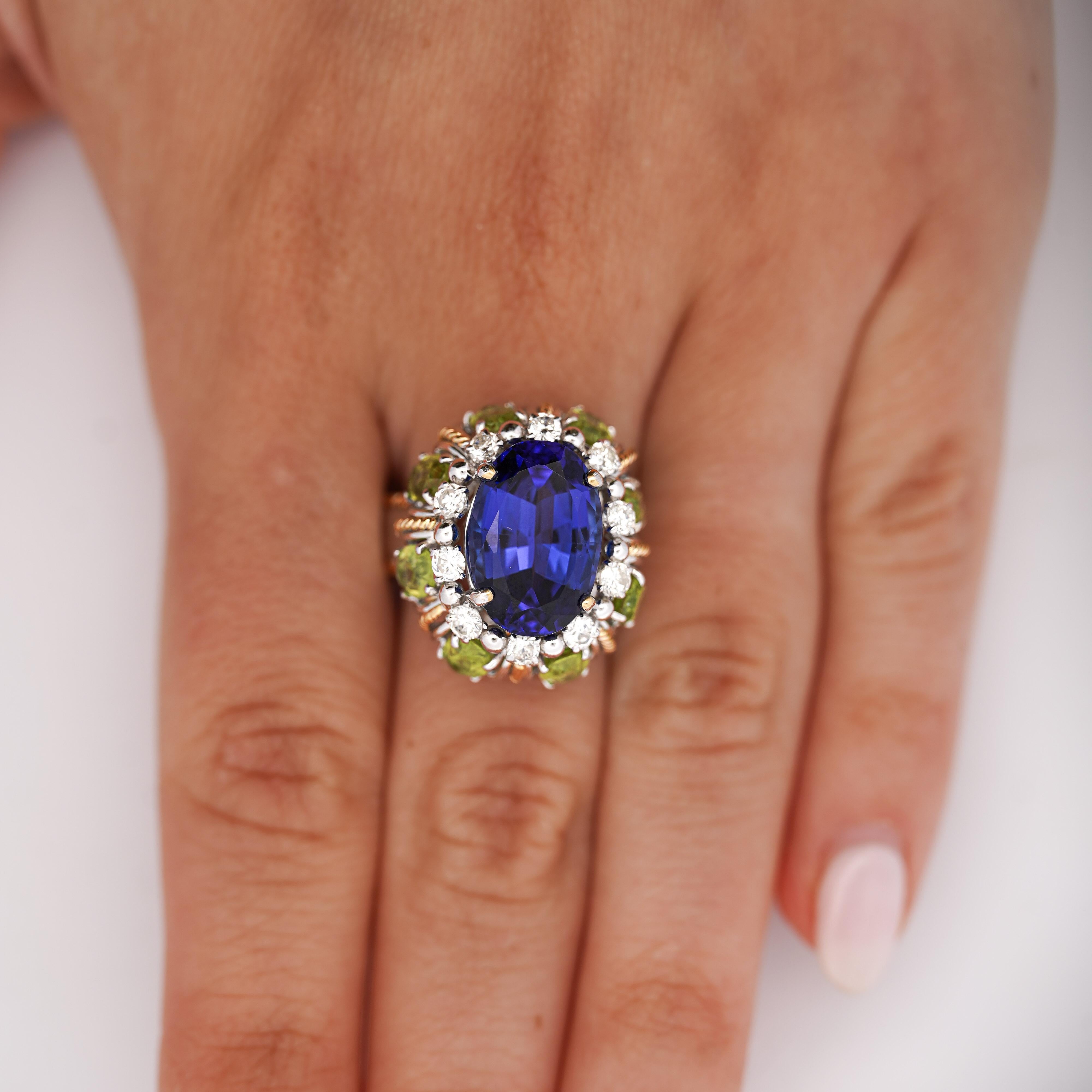 Contemporain 15.62 Carat Tanzanite, Peridot, Diamond Halo 18K White Gold Cluster Ring en vente
