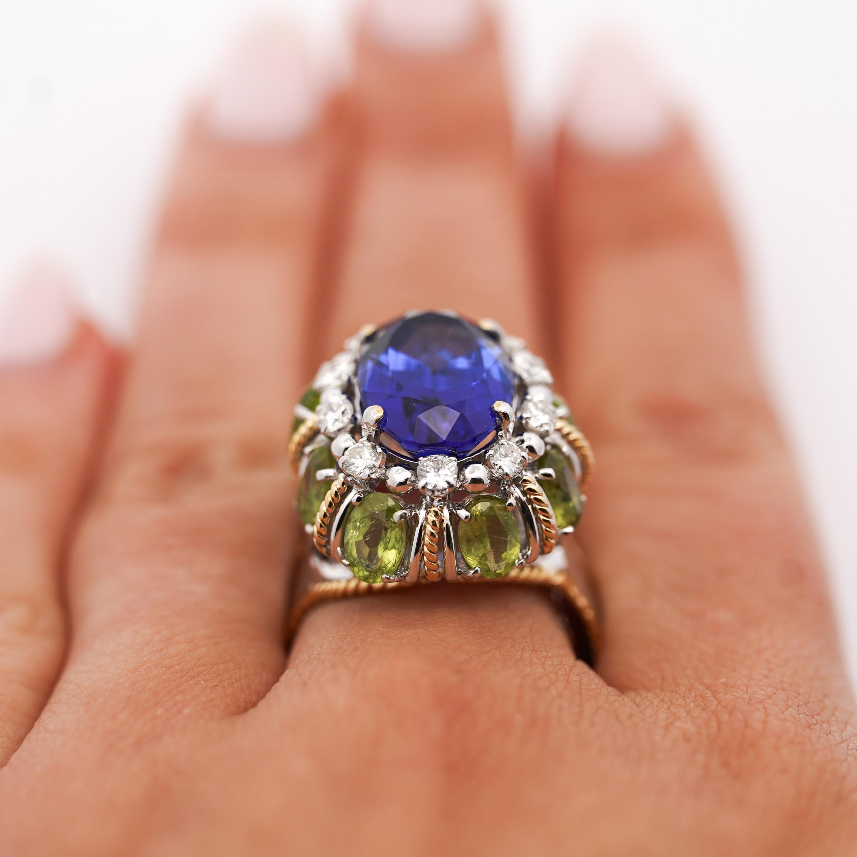 Taille ovale 15.62 Carat Tanzanite, Peridot, Diamond Halo 18K White Gold Cluster Ring en vente