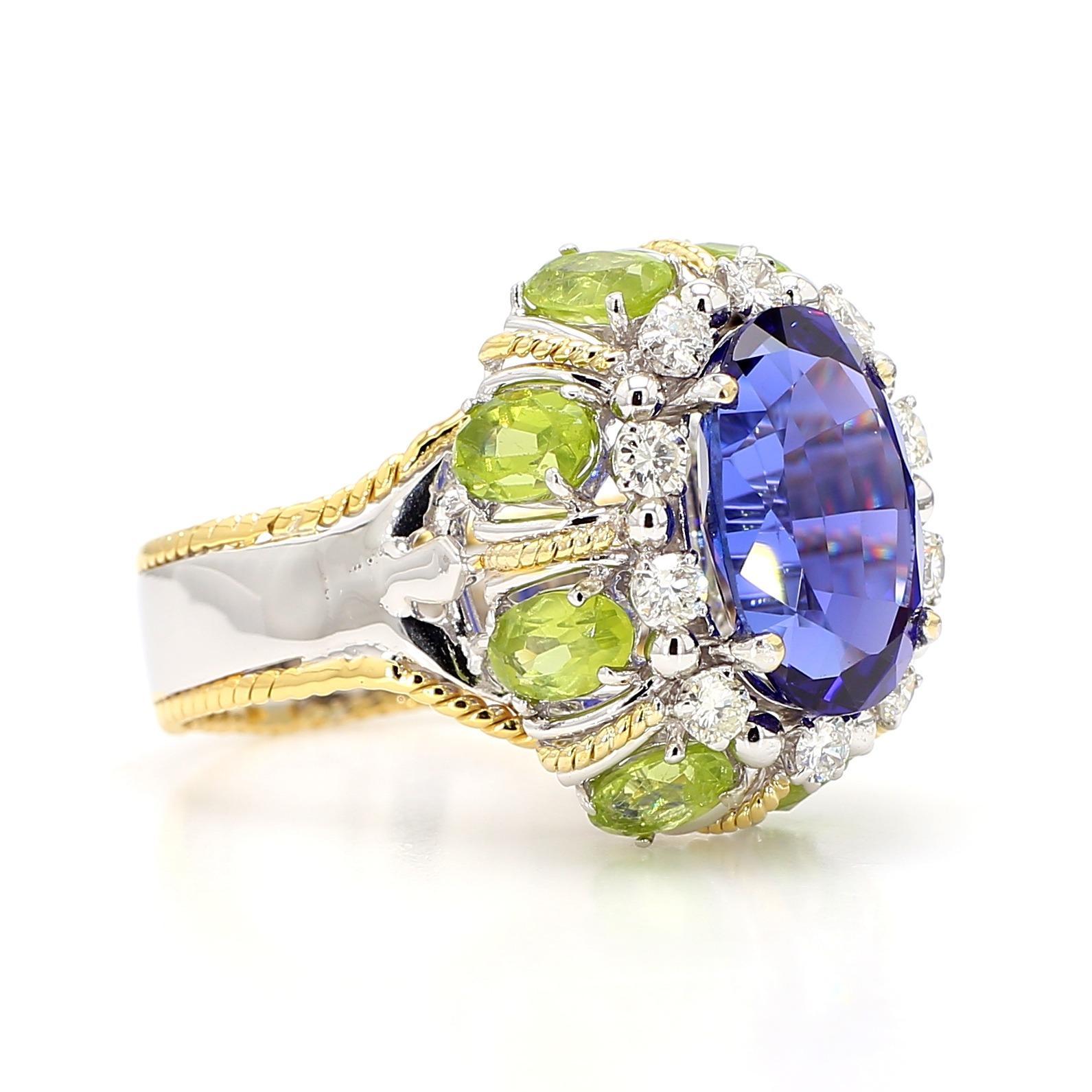 15.62 Carat Tanzanite, Peridot, Diamond Halo 18K White Gold Cluster Ring en vente 1