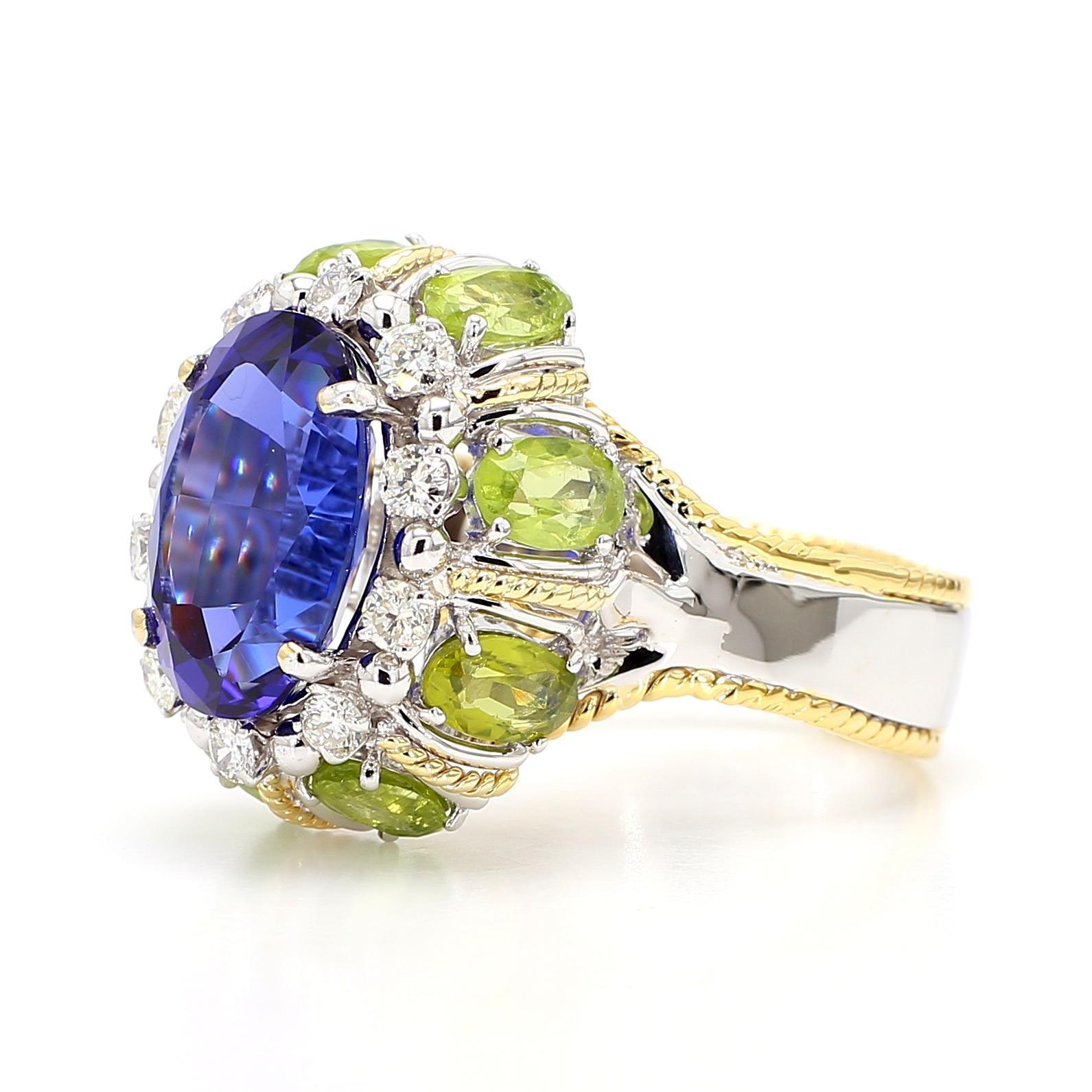 15.62 Carat Tanzanite, Peridot, Diamond Halo 18K White Gold Cluster Ring en vente 2