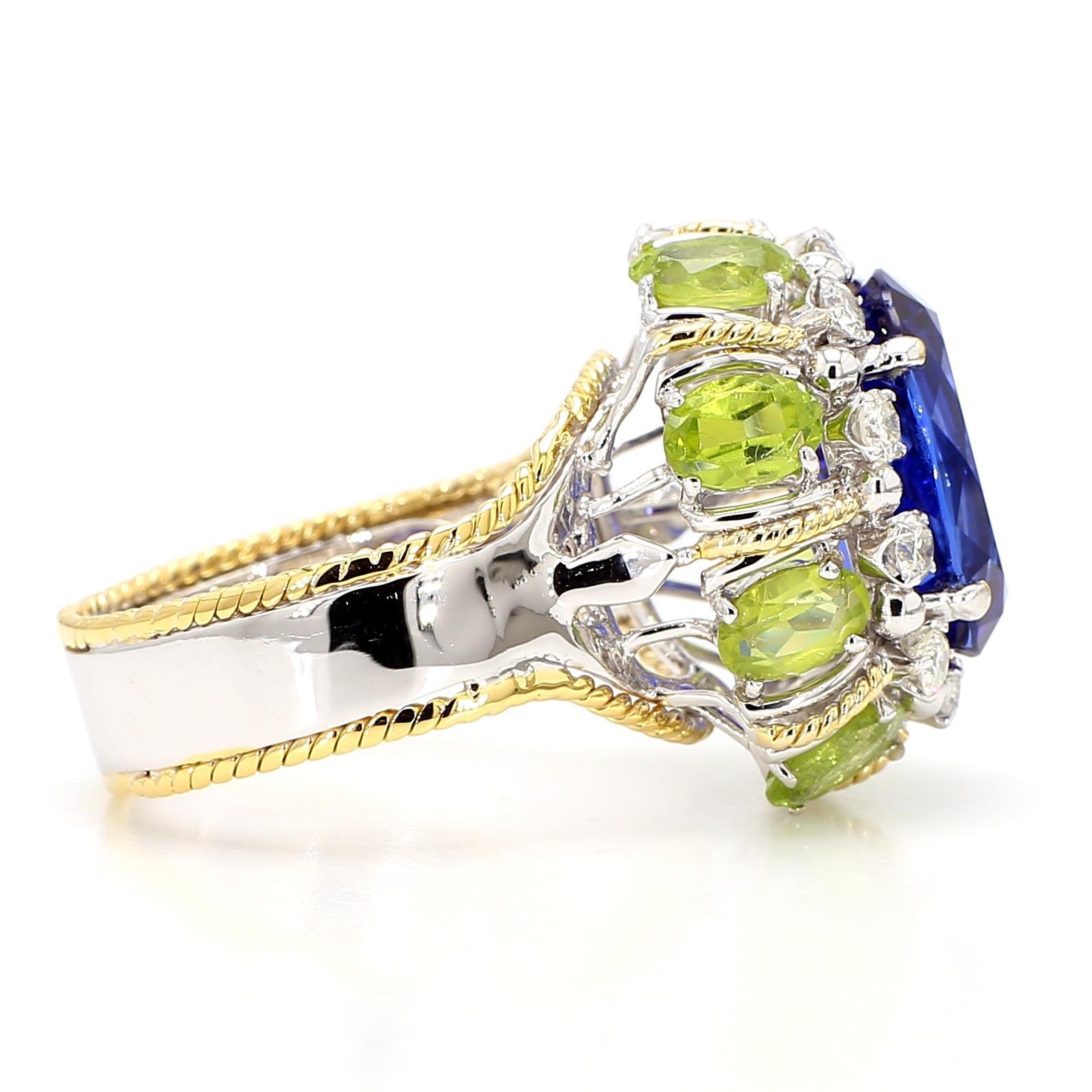 15.62 Carat Tanzanite, Peridot, Diamond Halo 18K White Gold Cluster Ring en vente 3