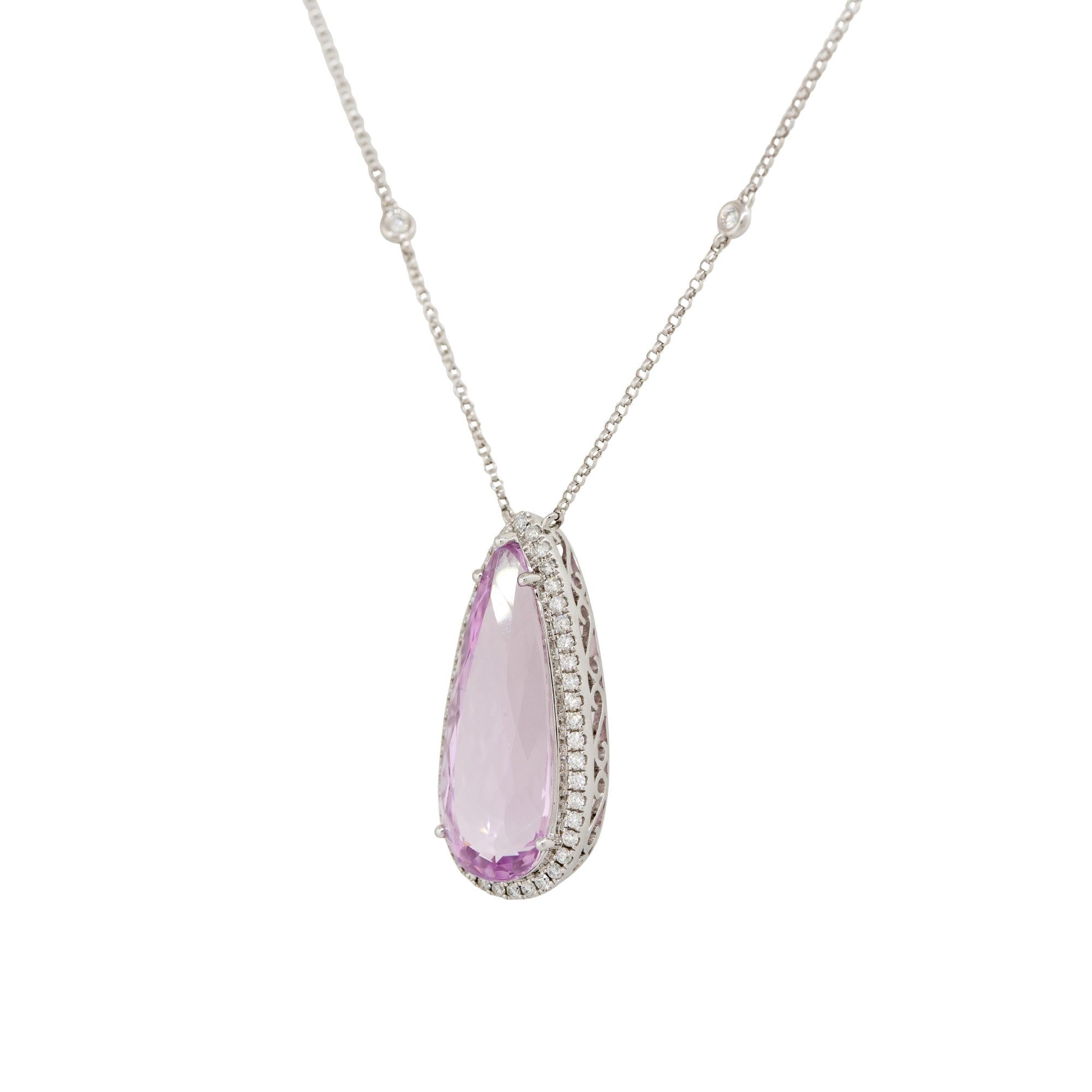 15.63 Quilates Kunzite & 0.55 Quilates Diamond Halo Necklace 18 Karat En Stock en Excelente estado para la venta en Boca Raton, FL