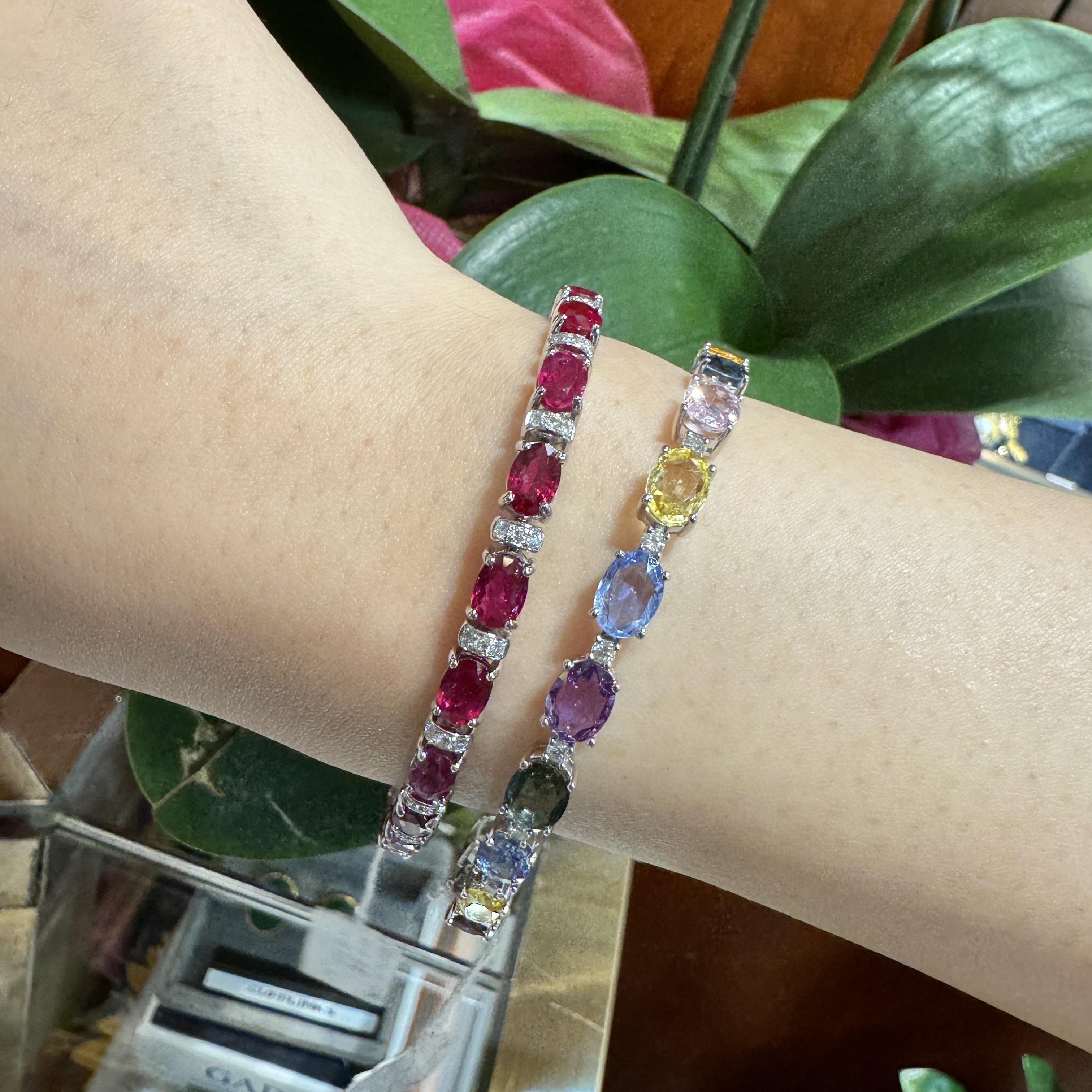 Bracciale di zaffiri naturali multicolore in oro bianco 18 carati con 20 zaffiri naturali dal taglio ovale per un totale di 15,63 carati nelle tonalità dell'arcobaleno, tra cui Light Blue, Yellow, Pink, Dark Blue, Orange e Green. Accentuato da 19