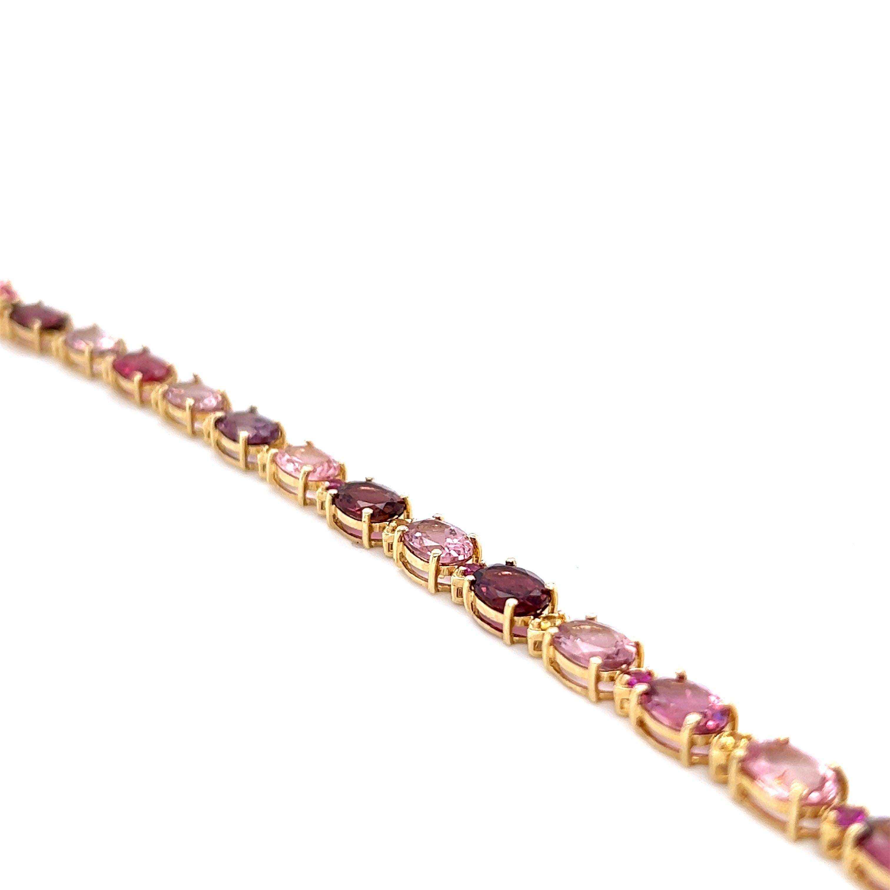 Taille ovale Bracelet en or jaune 14 carats avec tourmaline naturelle et saphir de 15,63 carats en vente