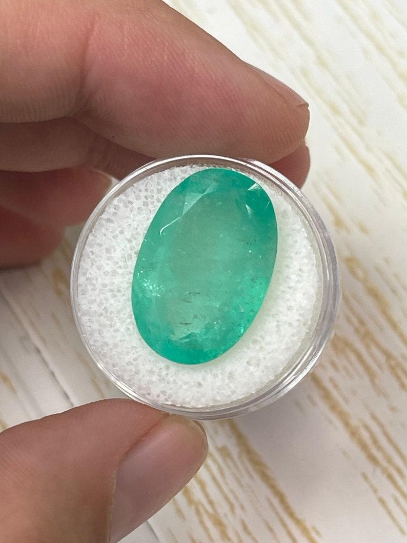 15,65 Karat 21x14 erdig grüner kolumbianischer Smaragd - Ovalschliff Mai Geburtsstein Edelstein (Moderne) im Angebot