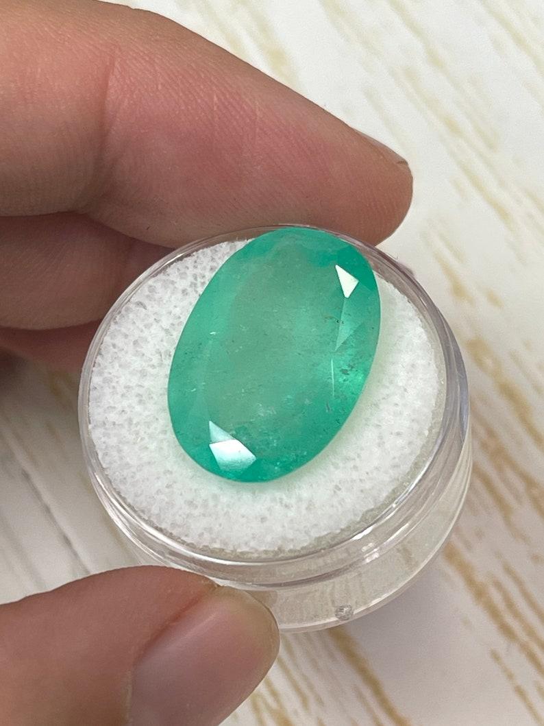 15,65 Karat 21x14 erdig grüner kolumbianischer Smaragd - Ovalschliff Mai Geburtsstein Edelstein im Zustand „Neu“ im Angebot in Jupiter, FL