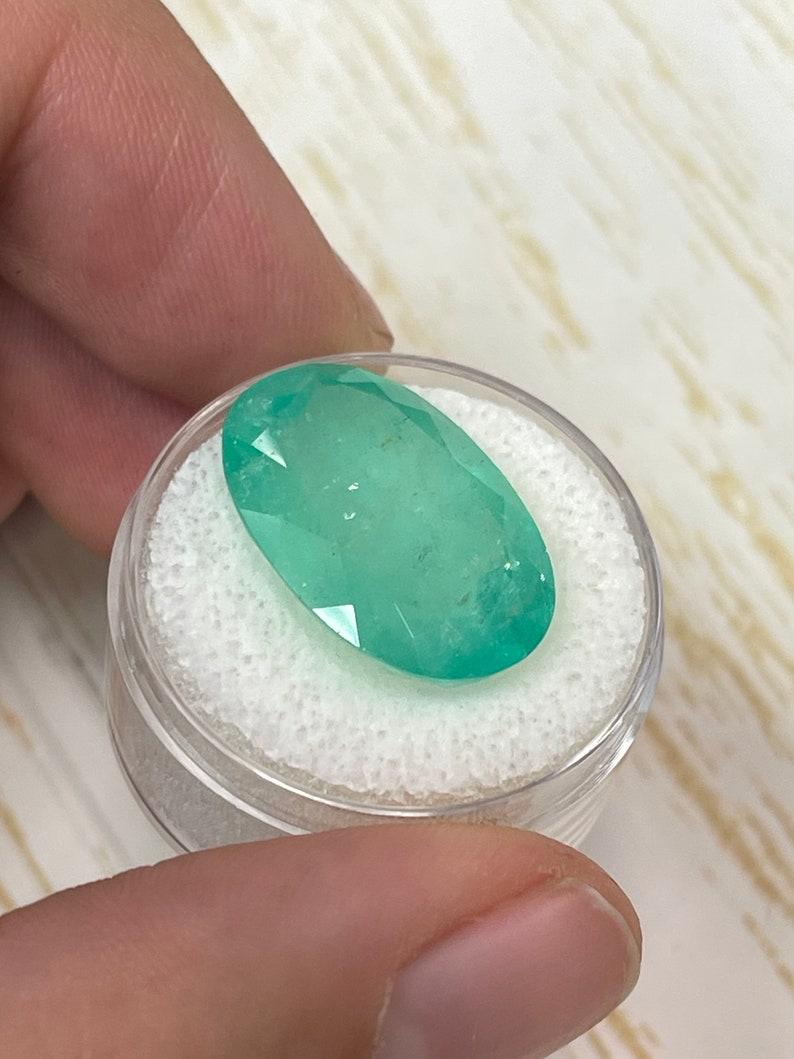 15,65 Karat 21x14 erdig grüner kolumbianischer Smaragd - Ovalschliff Mai Geburtsstein Edelstein Damen im Angebot