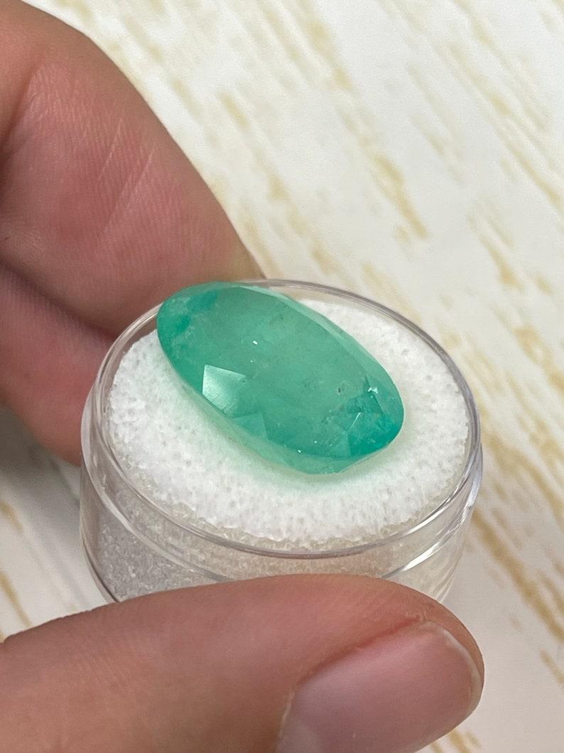 15,65 Karat 21x14 erdig grüner kolumbianischer Smaragd - Ovalschliff Mai Geburtsstein Edelstein im Angebot 1