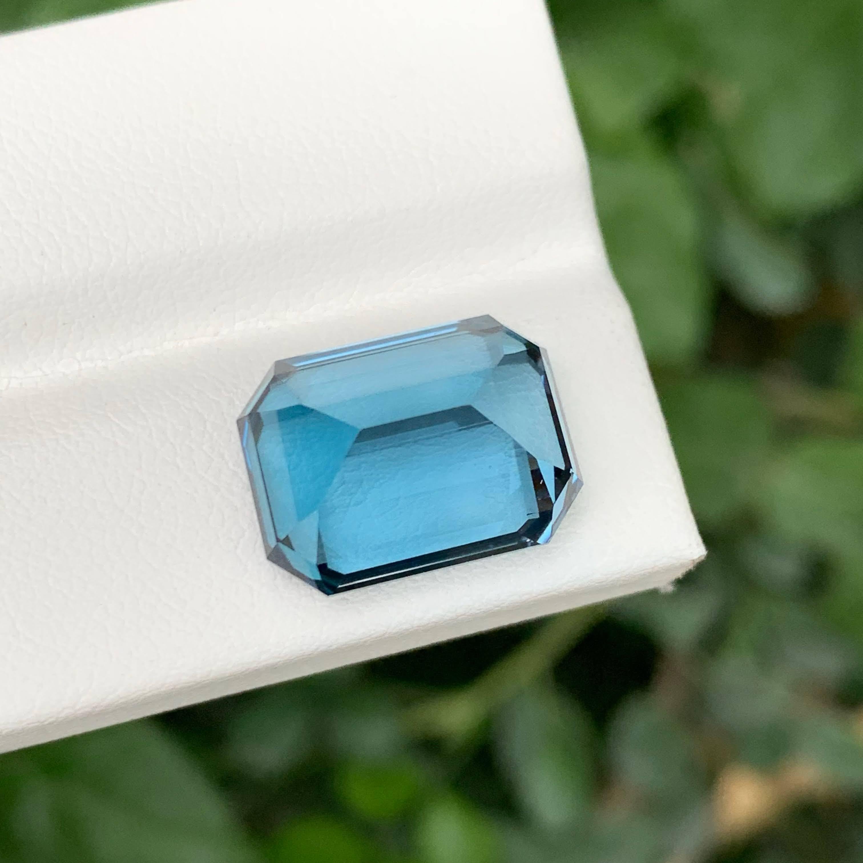 15,65 quilates naturales sueltos Topacio azul profundo de Londres talla esmeralda Gema africana Moderno en venta