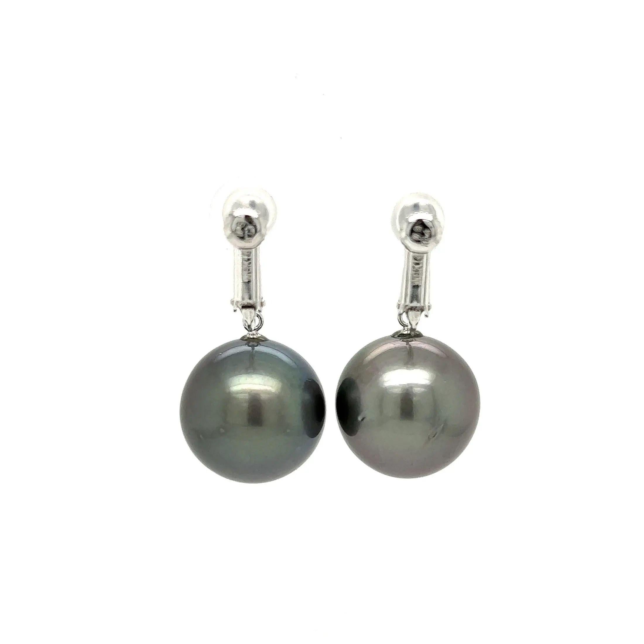 15.65mm Tahitian South Sea Pearl Gold Vintage Drop Clip Back Earrings  In Excellent Condition For Sale In Montreal, QC