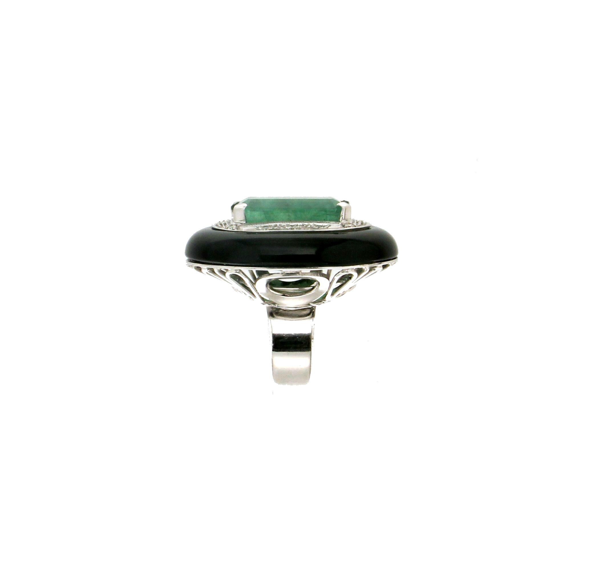 15.66 karat Emerald 18 karat White Gold Onyx Diamonds Cocktail Ring In New Condition In Marcianise, IT