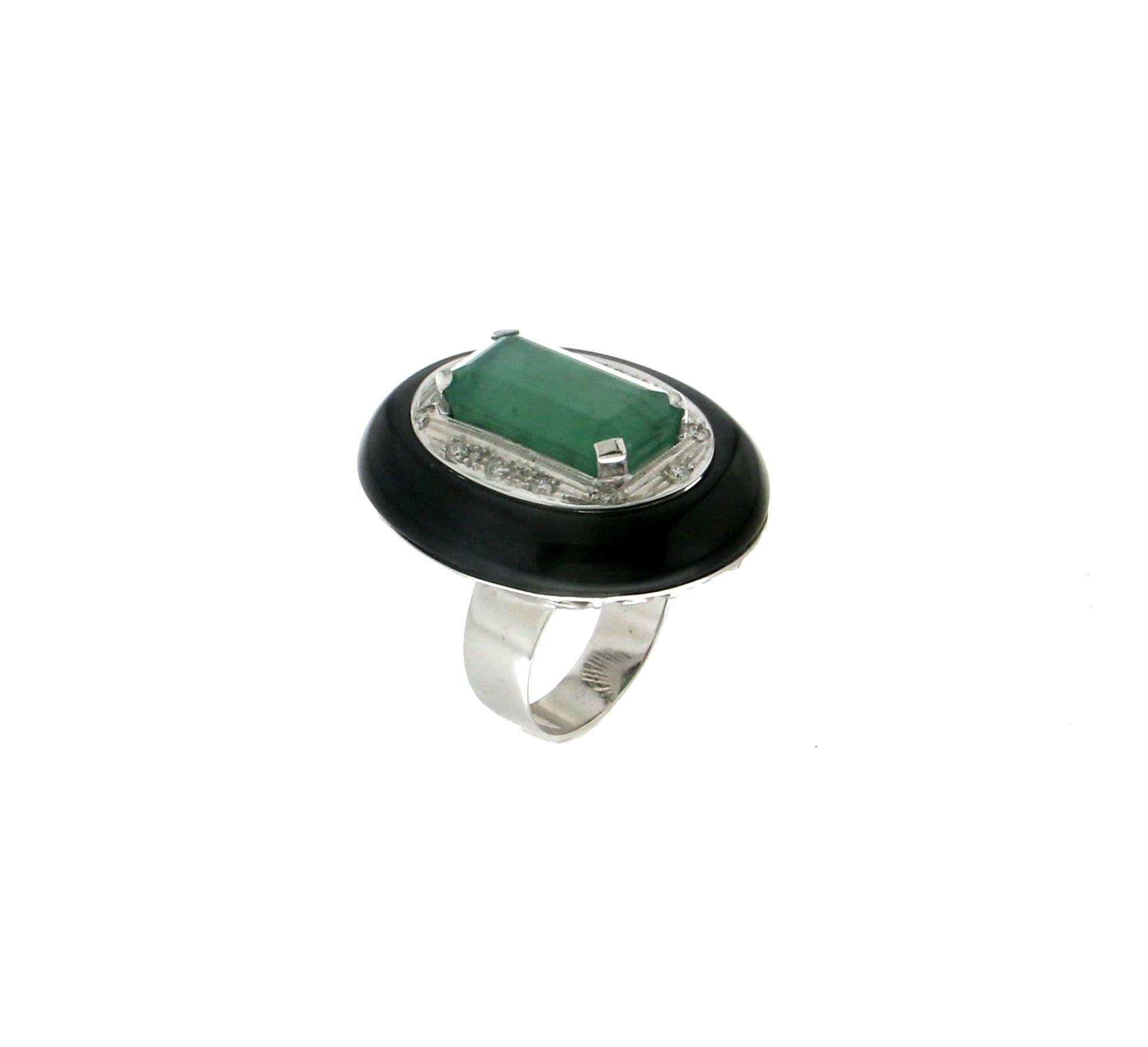 Women's or Men's 15.66 karat Emerald 18 karat White Gold Onyx Diamonds Cocktail Ring
