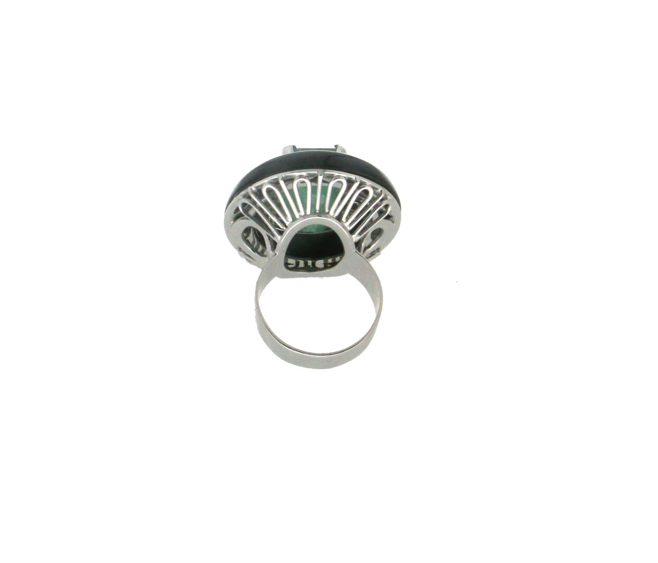 15.66 karat Emerald 18 karat White Gold Onyx Diamonds Cocktail Ring 3