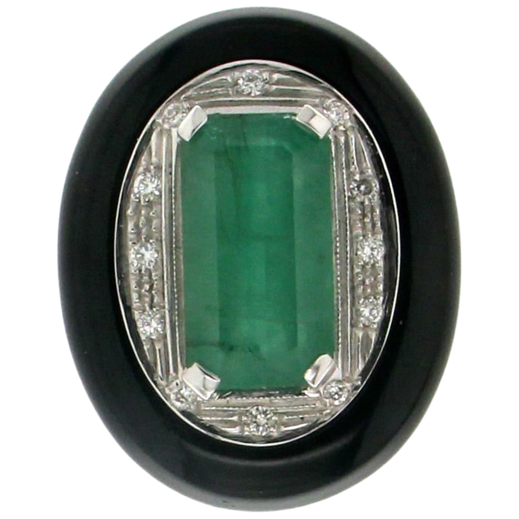15.66 karat Emerald 18 karat White Gold Onyx Diamonds Cocktail Ring