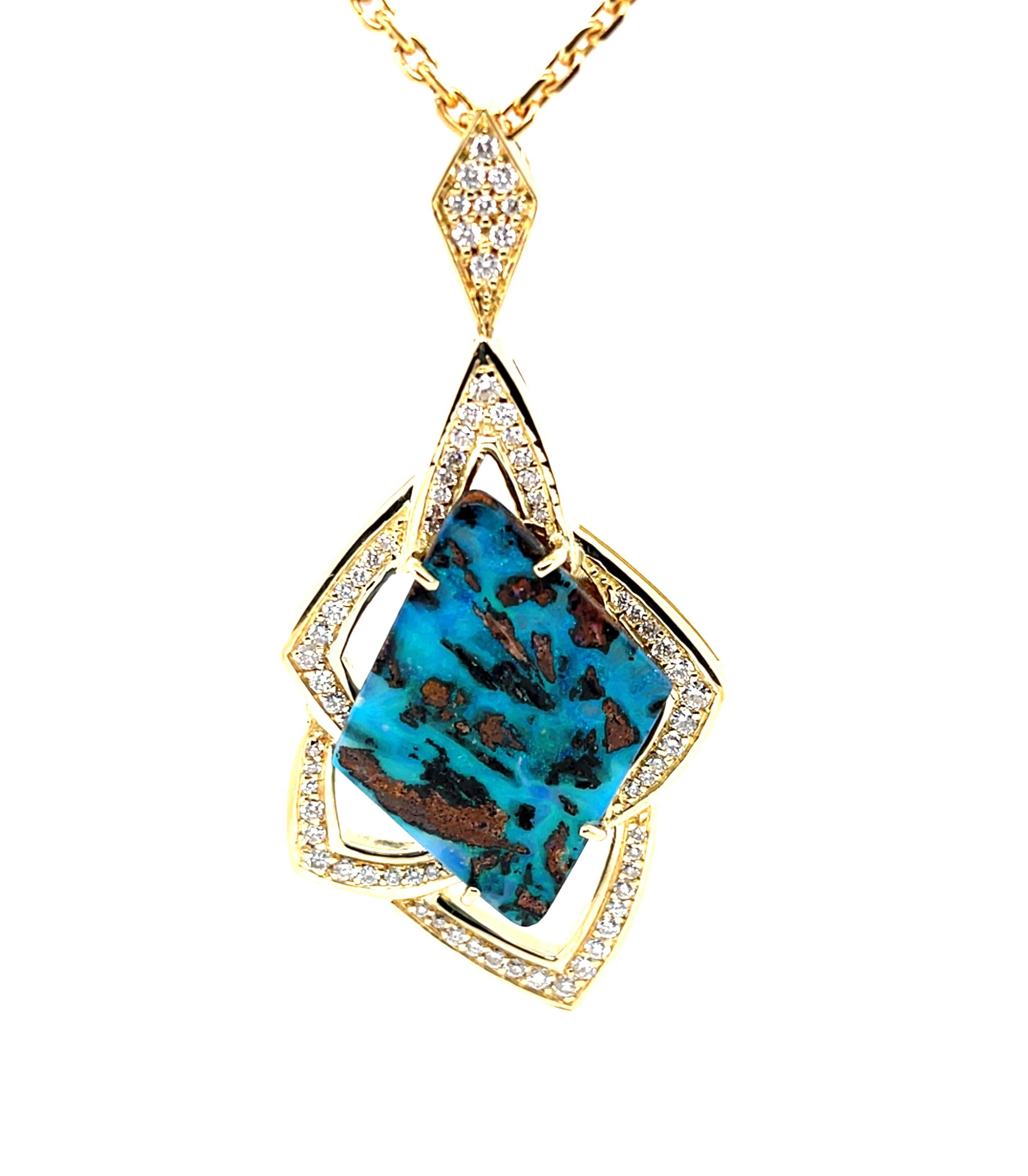 Ce pendentif unique en son genre est orné d'une opale de roche de 15,67 carats dans un style rétro original. L'opale boulder est d'un bleu turquoise magnifique et présente un jeu de couleurs subtil avec un vert étincelant et des touches de lavande.