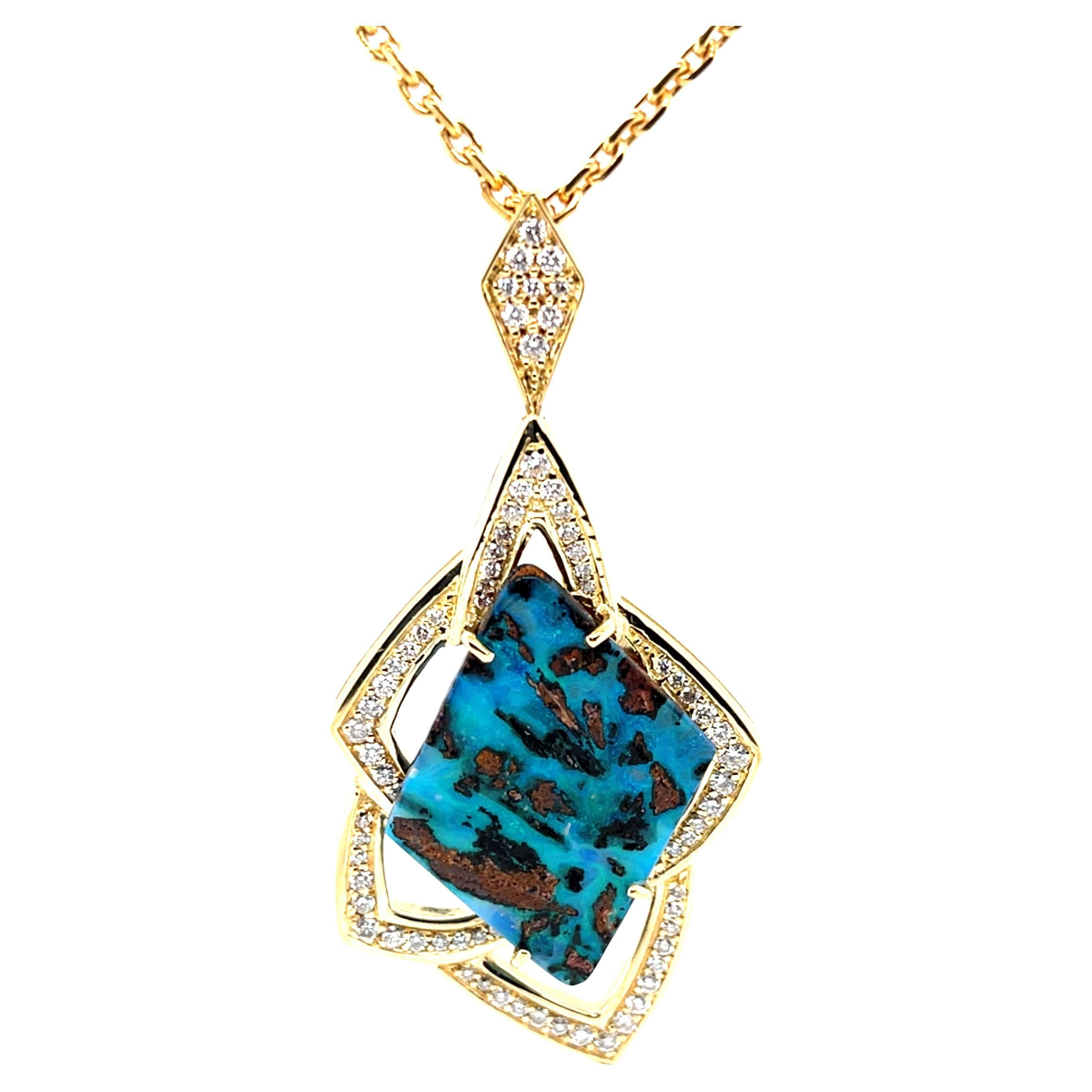 15.67 Carat Boulder Opal and Diamond Retro Style Pendentif en or jaune 18k