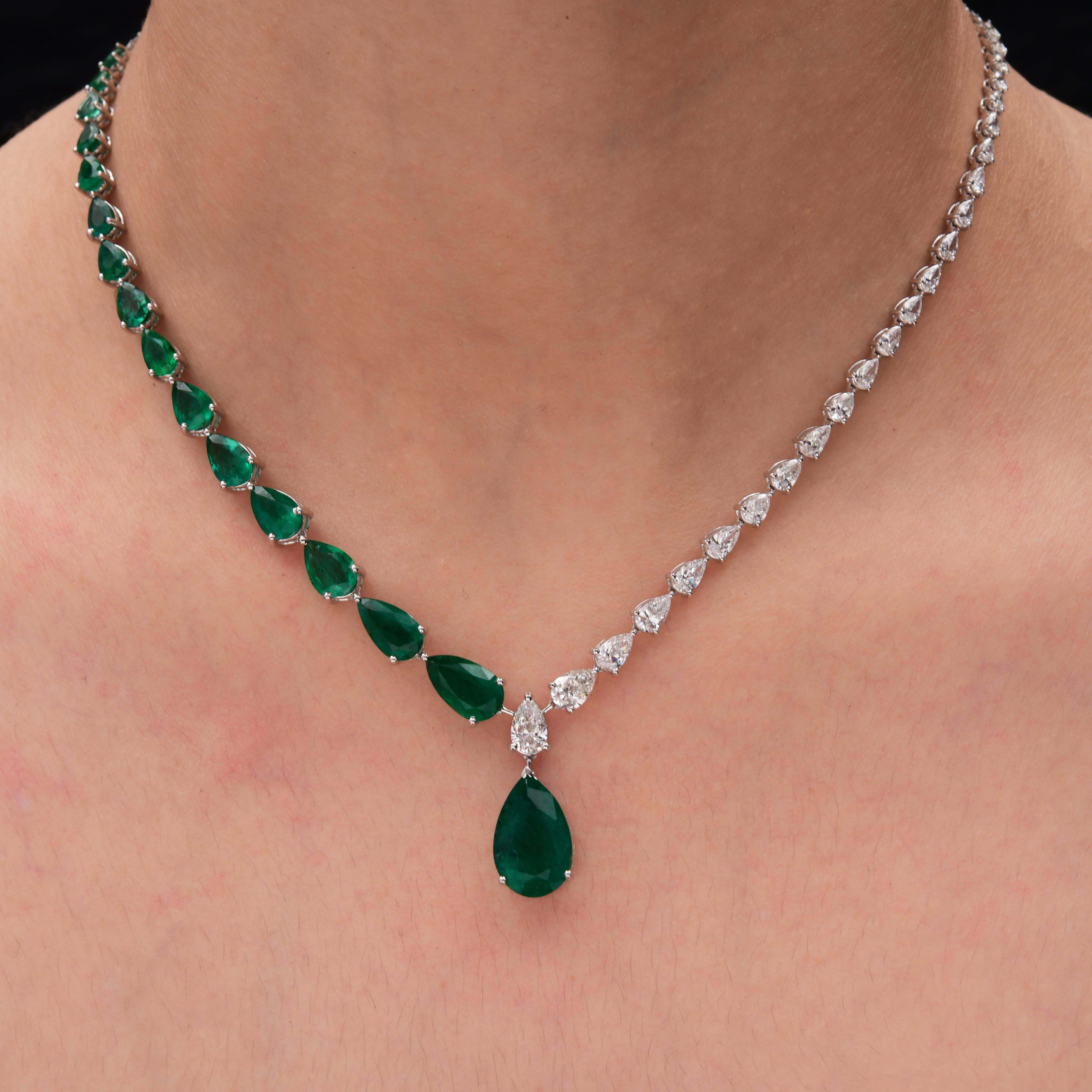 Moderno Smeraldo dello Zambia da 15,69 carati Collana di diamanti SI/H da 3,77 carati in oro bianco 18 carati in vendita