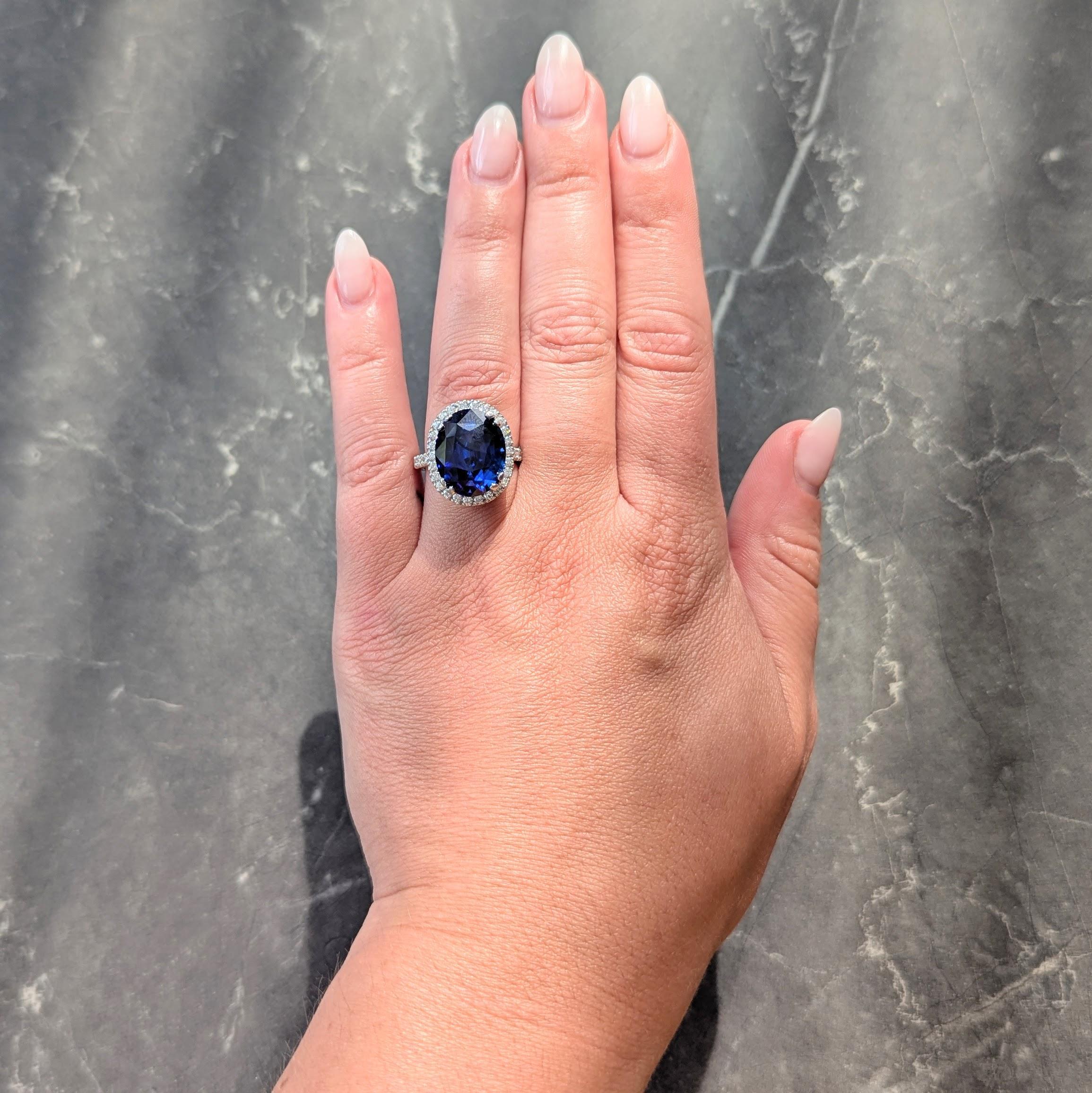 Centré sur un saphir de taille ovale pesant 14,55 carats au total - transparent de couleur bleu royal vif
D'origine Nature Ceylon (Sri Lankan) et ne présentant aucune indication de traitement thermique
Serti de griffes fendues en corbeille avec un