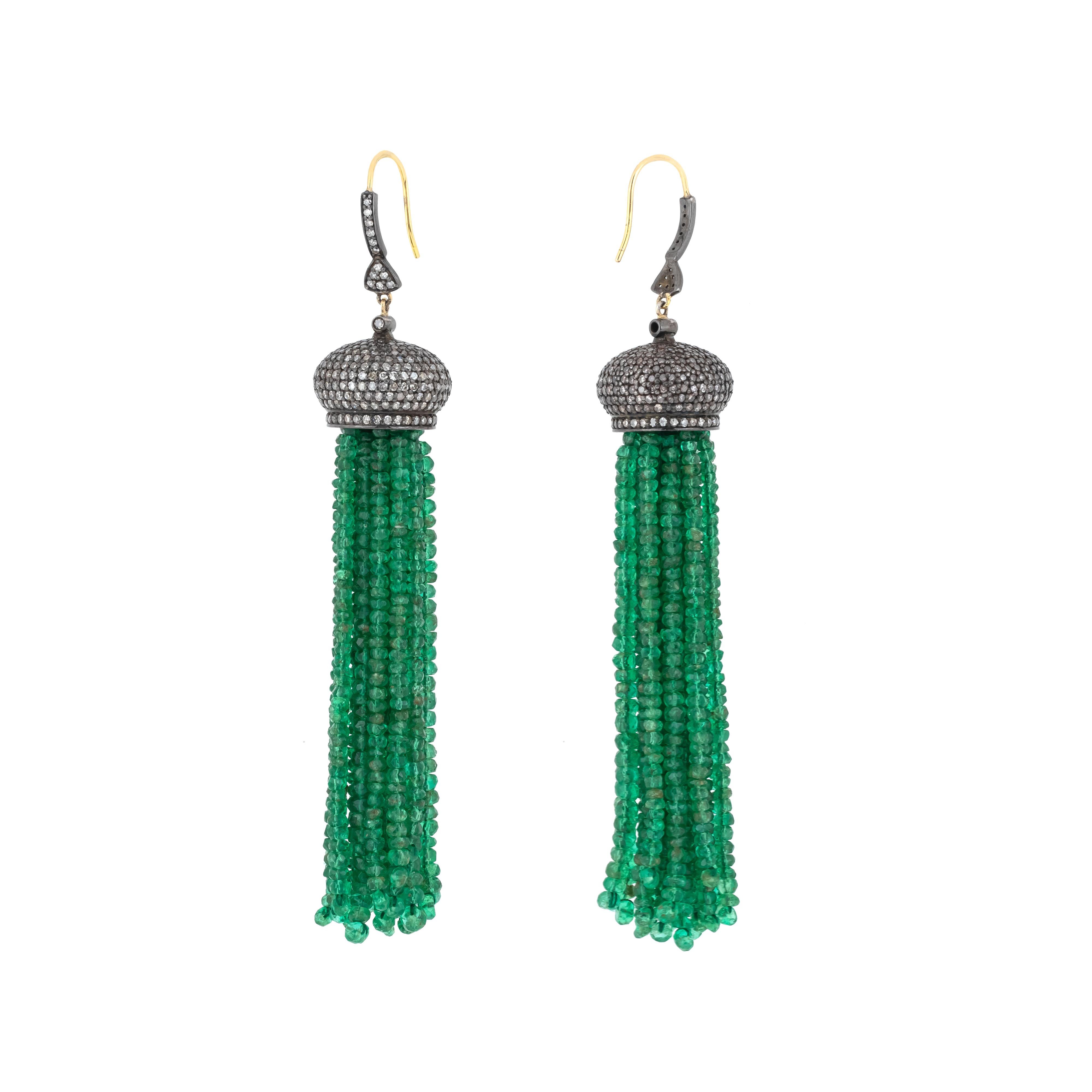 Un capolavoro di eleganza e maestria, gli orecchini pendenti con diamanti e smeraldi da 156,95 carati sono una vera celebrazione dell'opulenza. Realizzati con una straordinaria attenzione ai dettagli, questi orecchini presentano una splendida