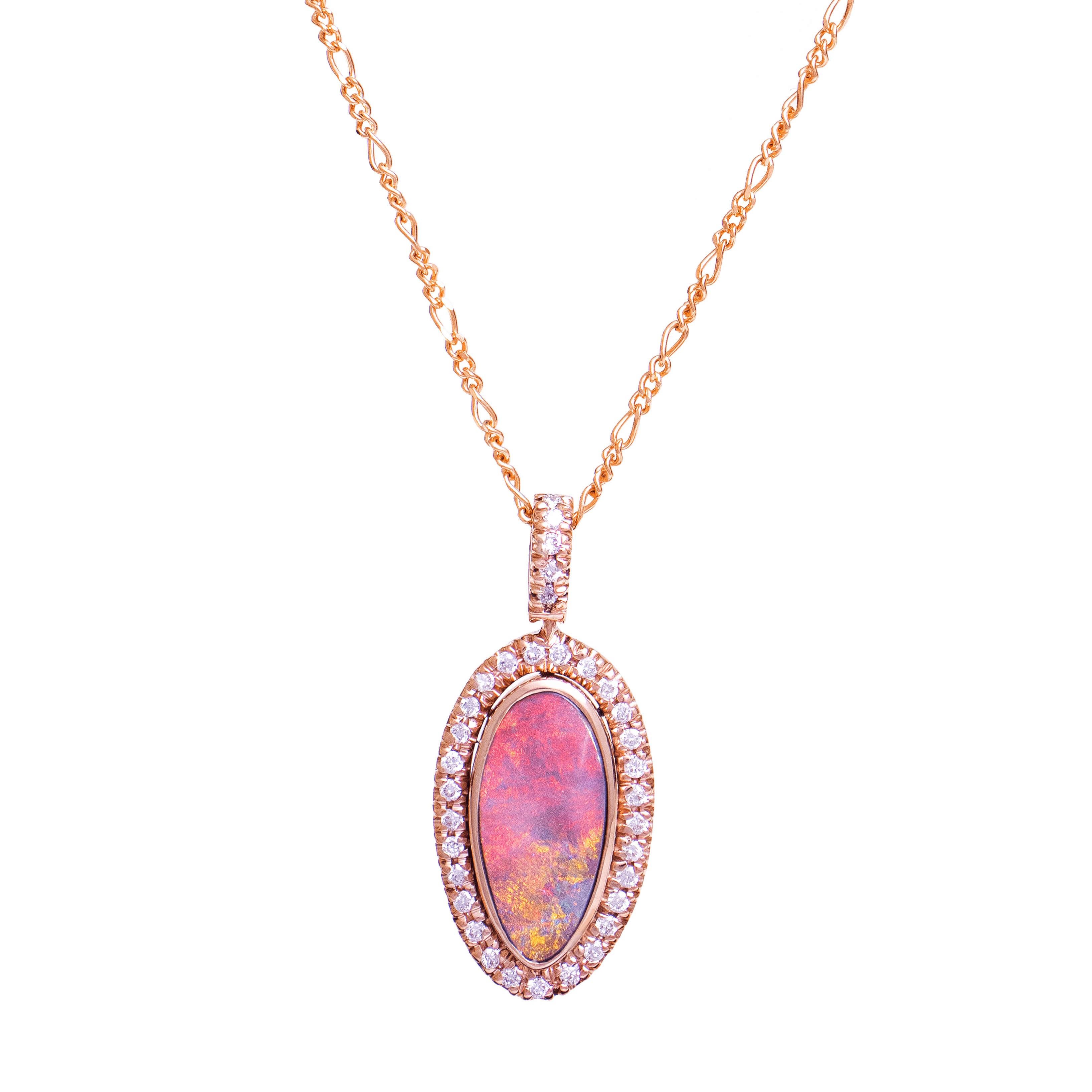 Ein wunderschöner massiver schwarzer Opal mit einem leuchtend roten Blitz mit Grün- und Goldtönen. Dieser hübsche Anhänger aus 18 Karat Roségold mit funkelnden weißen Diamanten wird von demjenigen, der das Glück hat, einen solchen Schatz zu