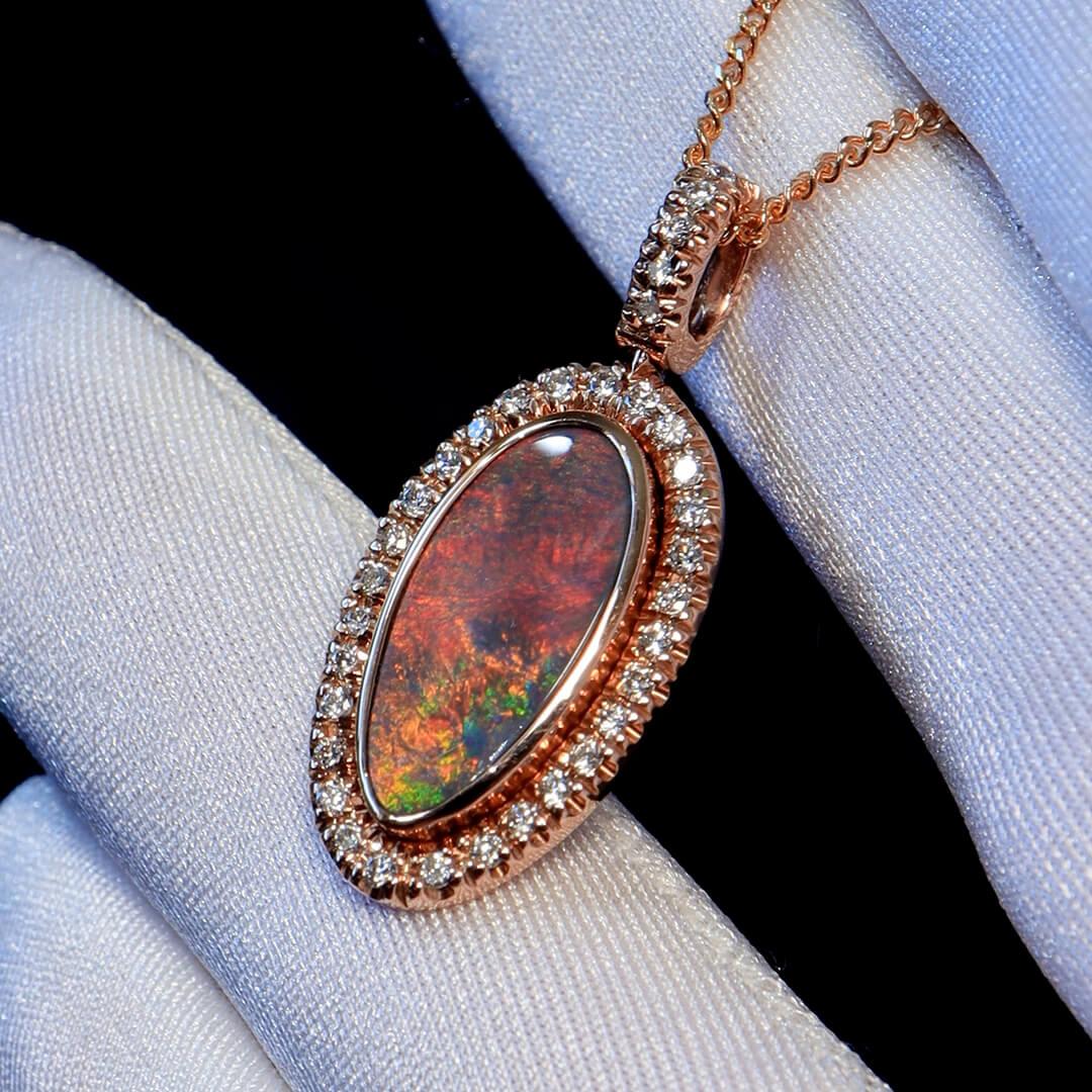 1,56 Karat australischer schwarzer Opal, Diamant & 18 Karat Roségold Halskette im Zustand „Neu“ im Angebot in MAIN BEACH, QLD