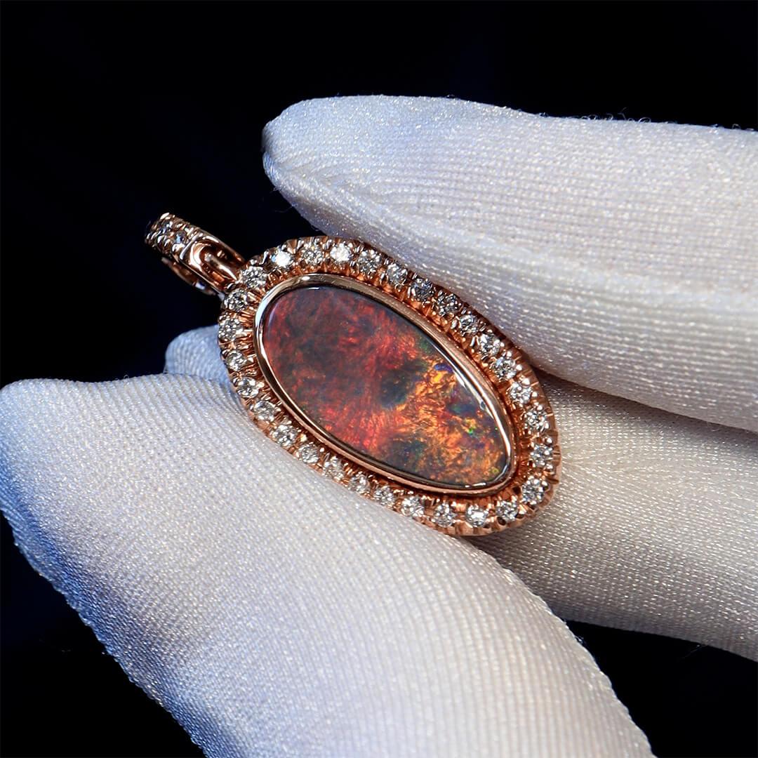 1,56 Karat australischer schwarzer Opal, Diamant & 18 Karat Roségold Halskette im Angebot 1