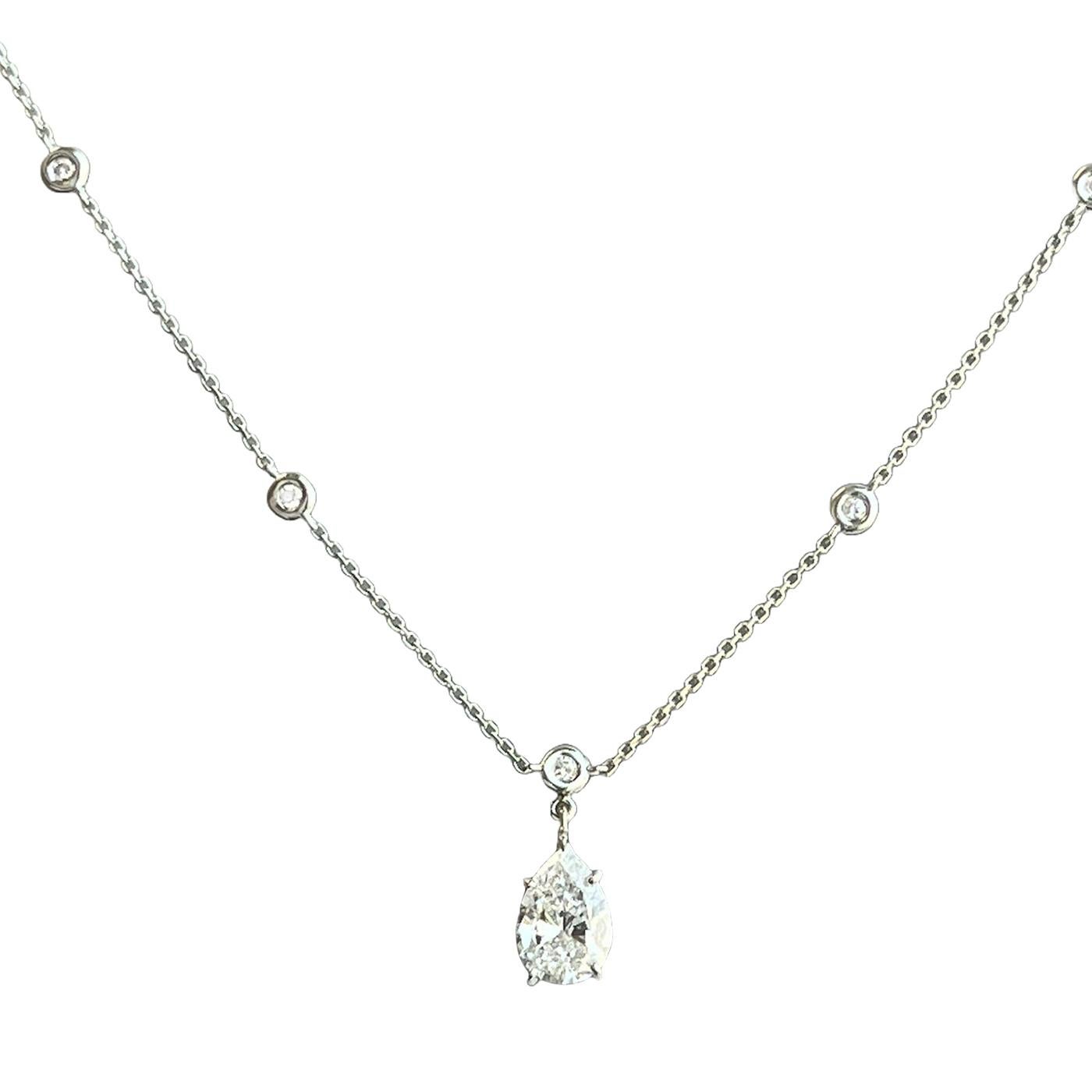 Questa raffinata collana con un diamante a forma di pera in oro bianco 14k è elegante e femminile. I diamanti centrali a forma di pera da 1,56 carati di questa collana sono accompagnati da diamanti rotondi da 0,55 carati ciascuno (13 pietre