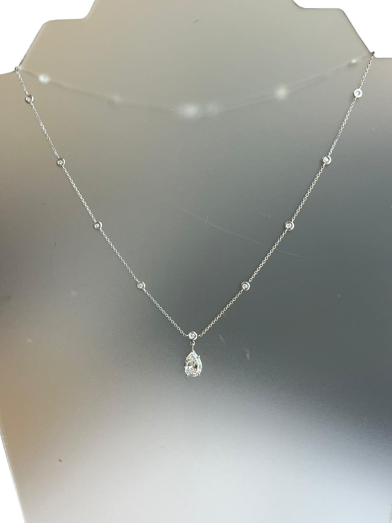 Modernista Ciondolo a forma di pera con catena di diamanti A Link Station in oro bianco 14 carati in vendita