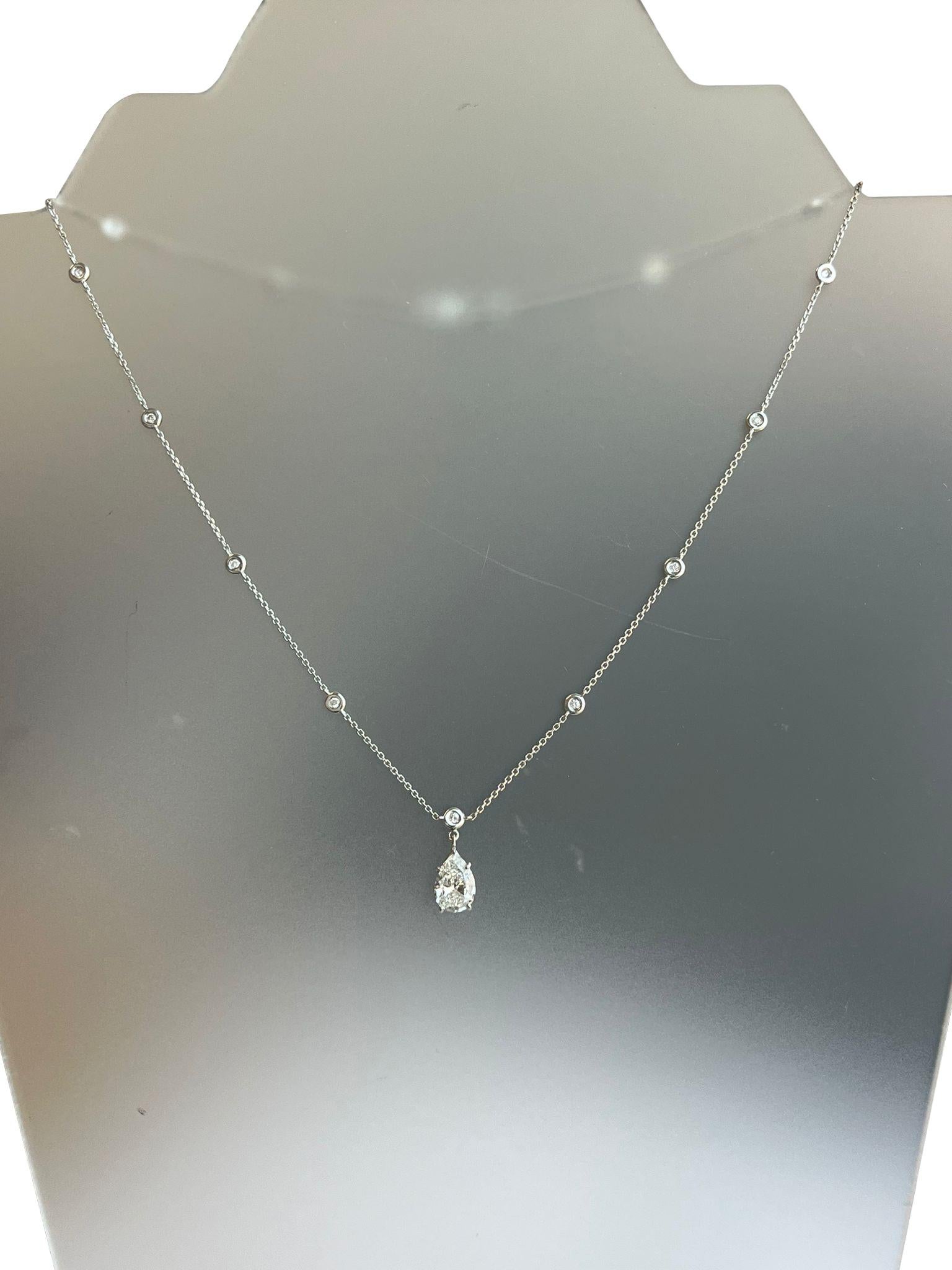 Taglio a goccia Ciondolo a forma di pera con catena di diamanti A Link Station in oro bianco 14 carati in vendita