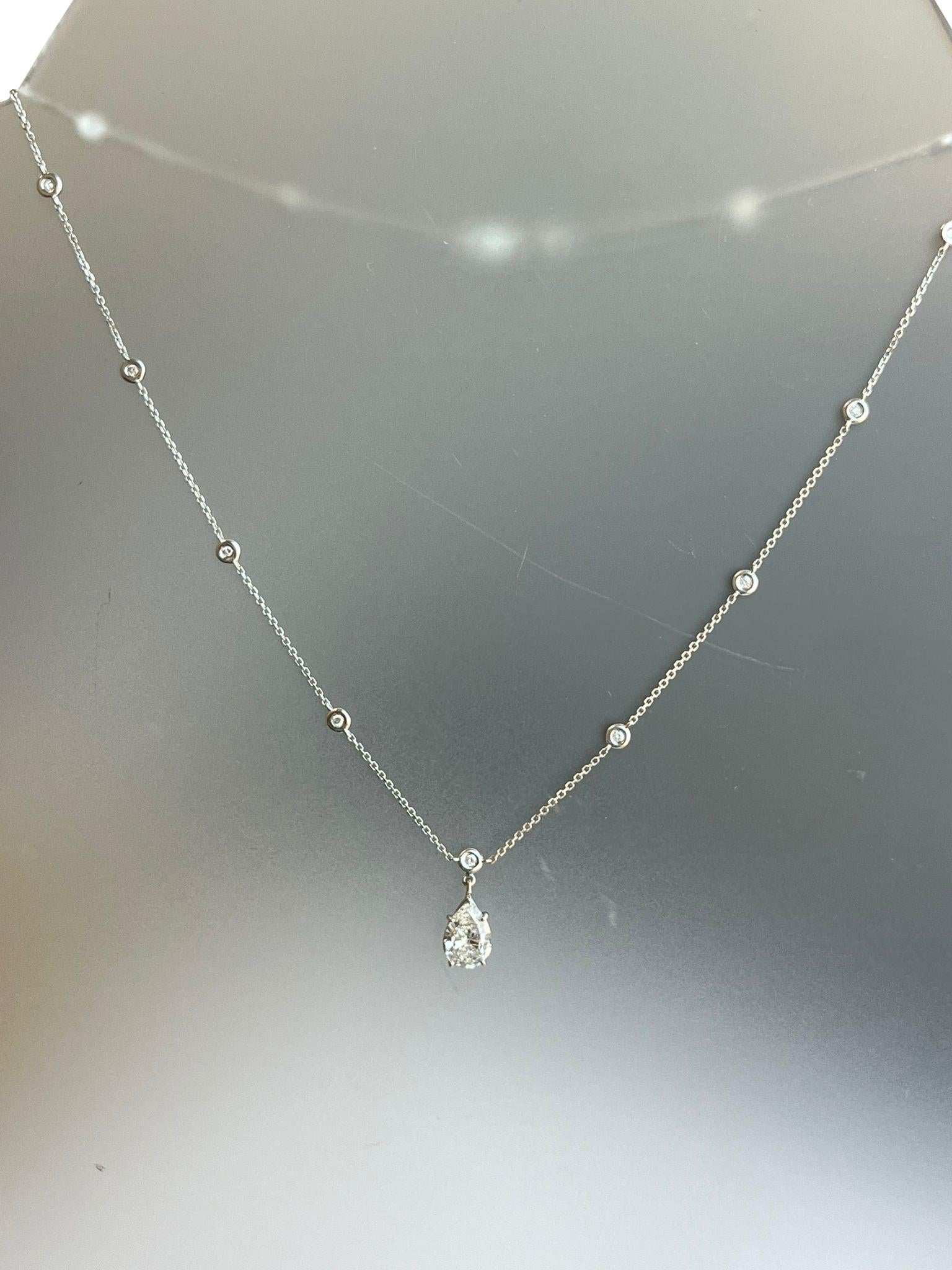 Donna Ciondolo a forma di pera con catena di diamanti A Link Station in oro bianco 14 carati in vendita