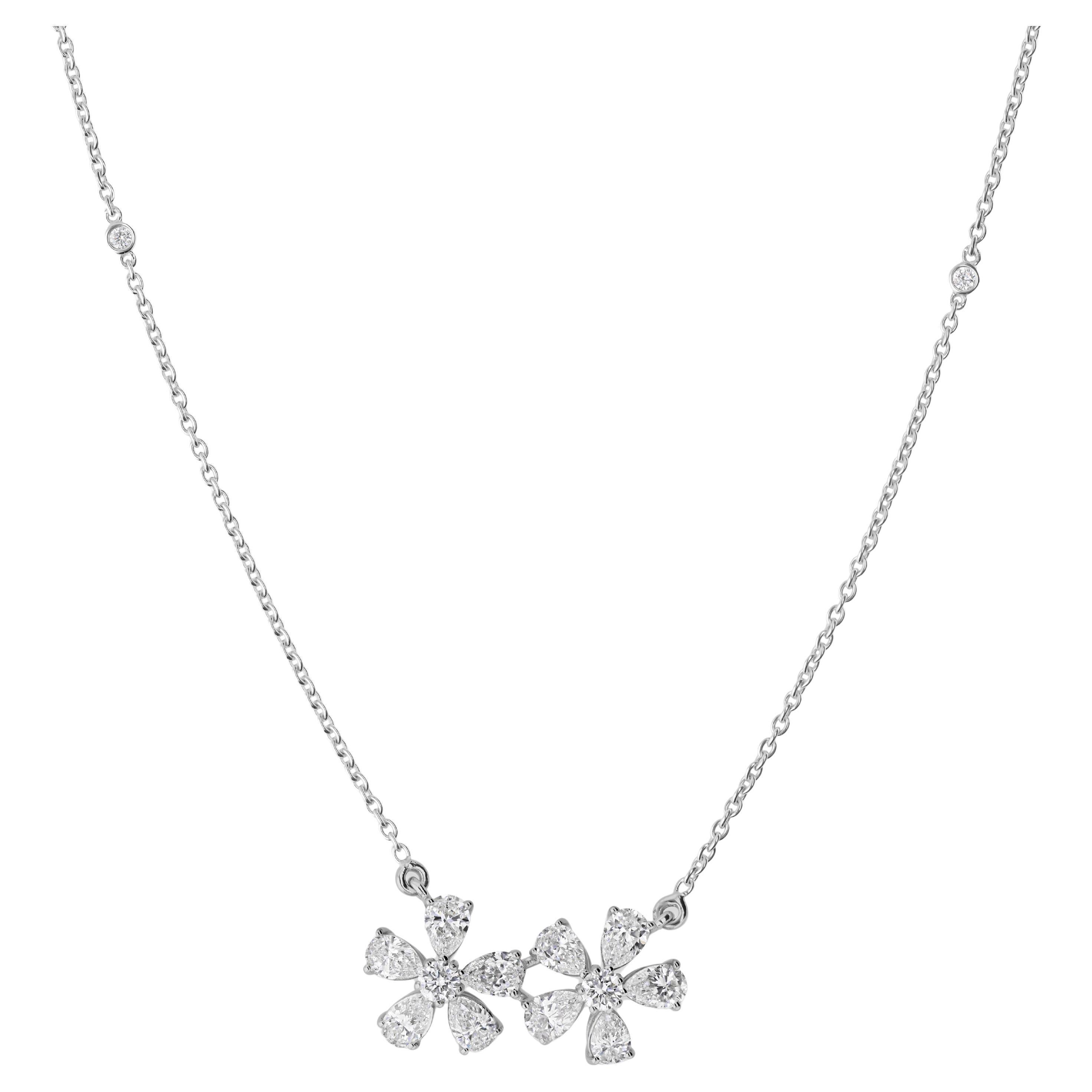 Collier fleur en or blanc 18k avec pendentif en diamant taille poire de 1,56cts en vente