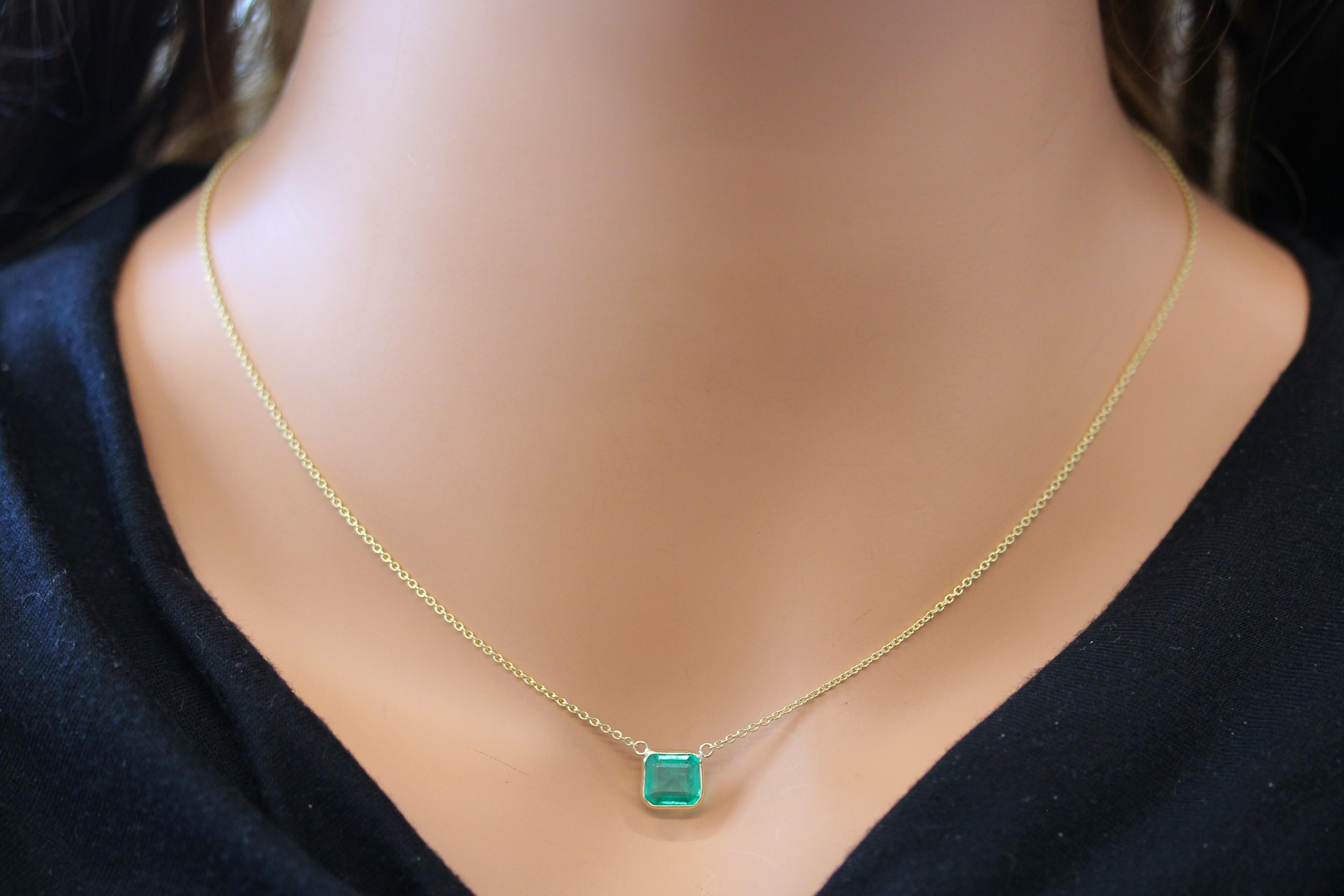 Contemporary 1.57 Carat Asscher Emerald Green Fashion Necklaces In 14k Yellow Gold For Sale