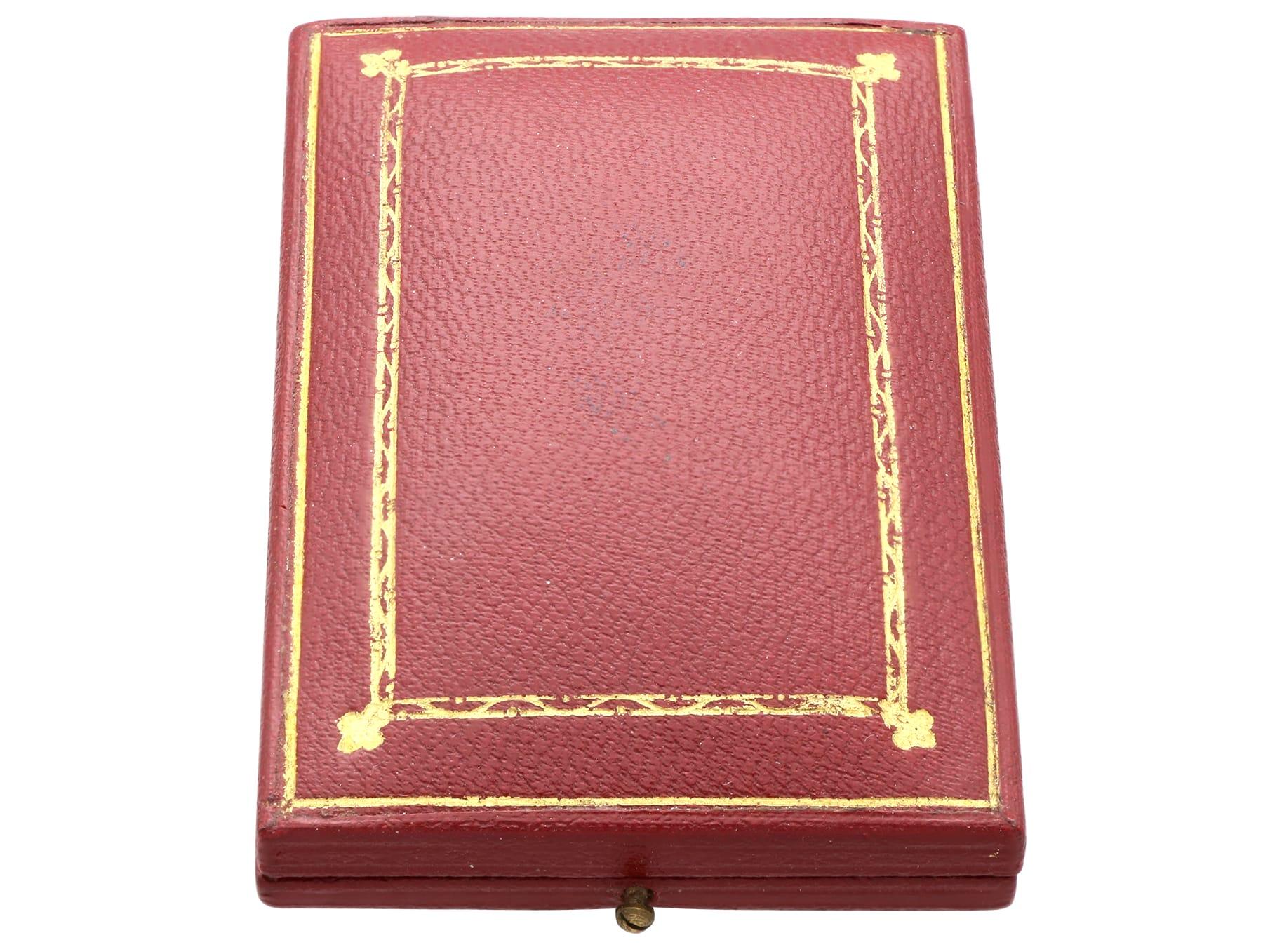 Ciondolo in platino con zaffiro basaltico da 1,57 carati e diamante da 1,20 carati Circa 1915 in vendita 8