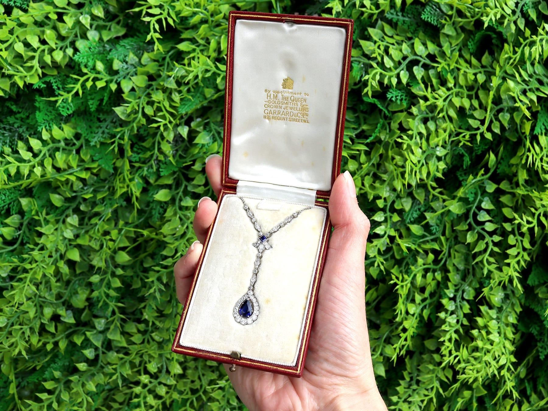 Uno splendido, raffinato e imponente pendente antico in platino con zaffiro basaltico da 1,57 carati e diamante da 1,20 carati - confezionato; fa parte delle nostre diverse collezioni di gioielli antichi con zaffiro e gioielli di proprietà.

Questo