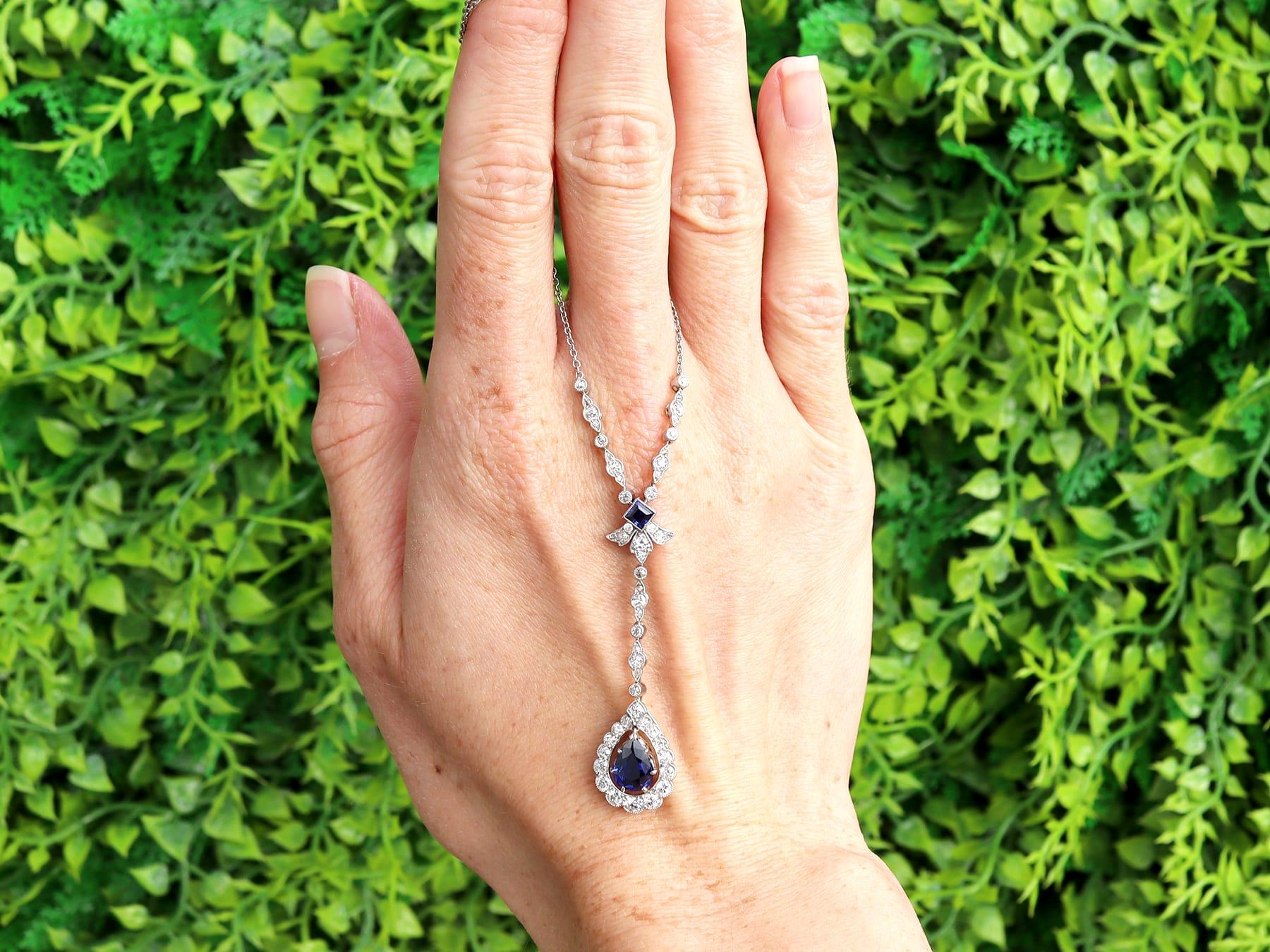 Taglio a goccia Ciondolo in platino con zaffiro basaltico da 1,57 carati e diamante da 1,20 carati Circa 1915 in vendita