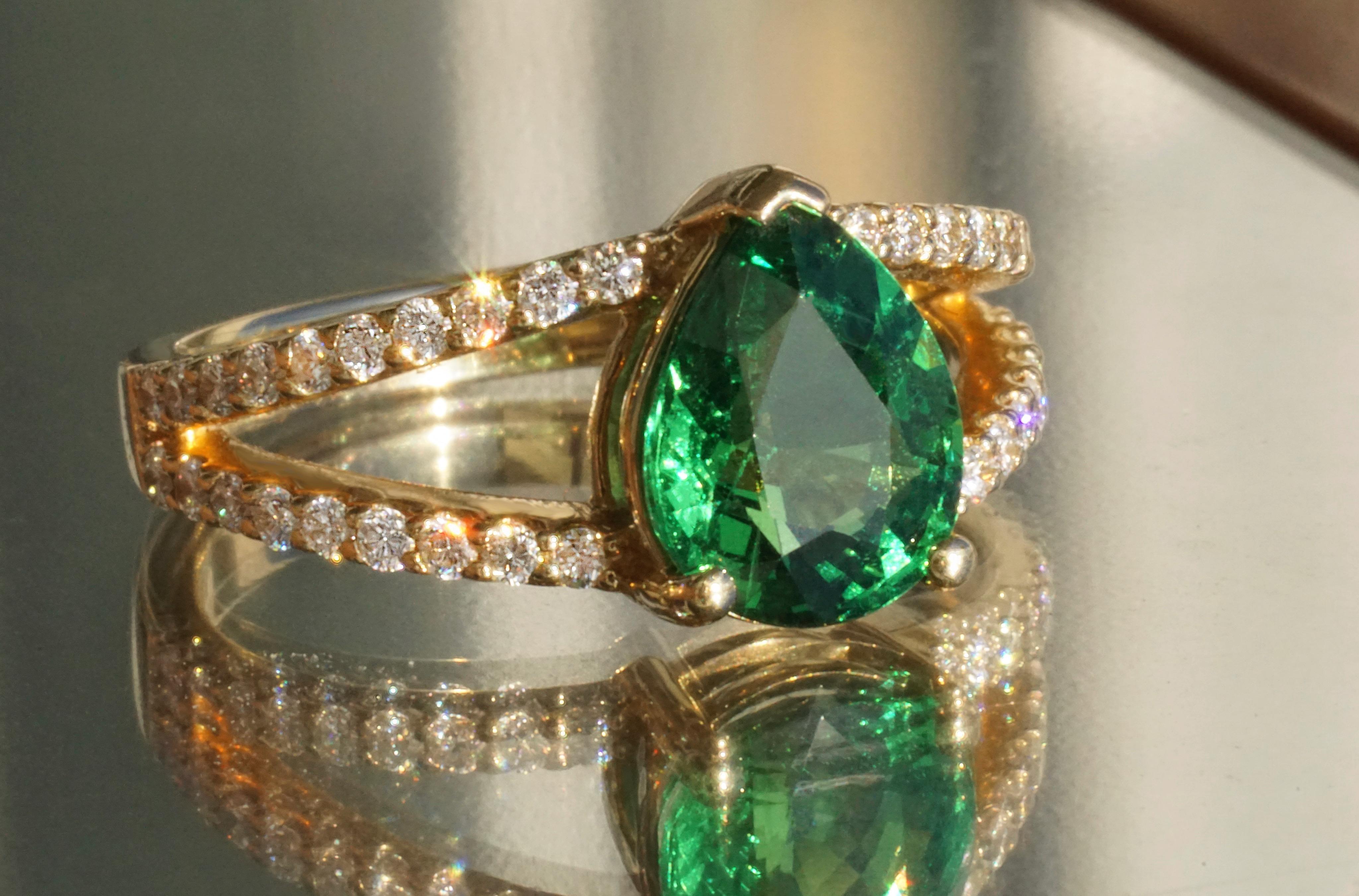 Anillo de oro amarillo de 18 quilates con tsavorita pera y diamantes de 1,57 quilates Moderno en venta