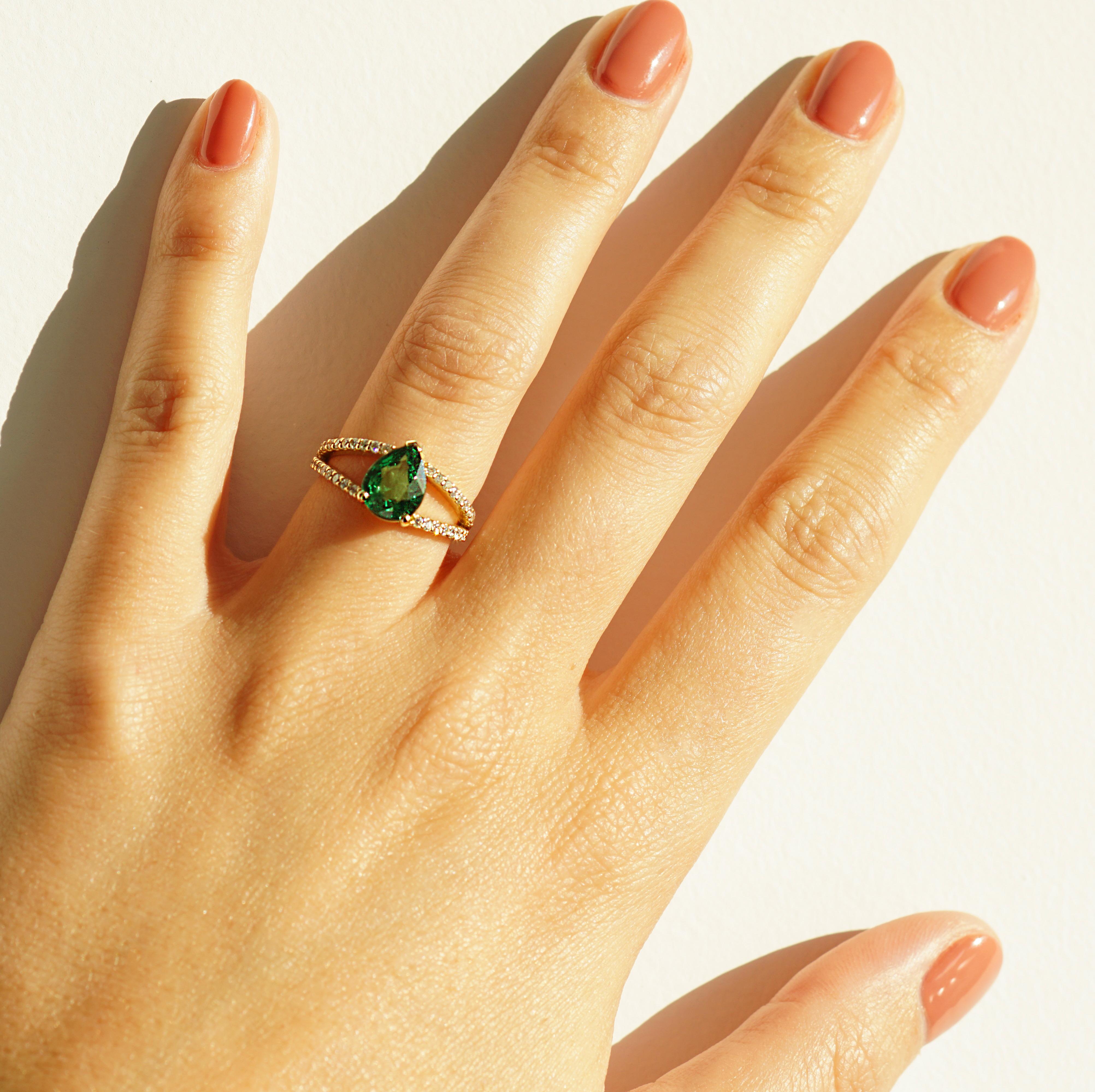 Anillo de oro amarillo de 18 quilates con tsavorita pera y diamantes de 1,57 quilates Corte pera en venta