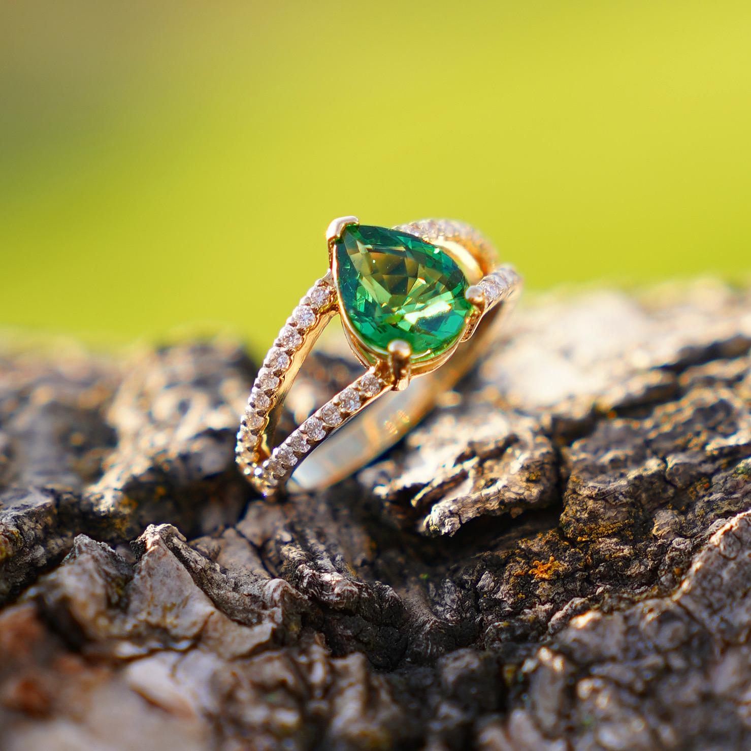 Anillo de oro amarillo de 18 quilates con tsavorita pera y diamantes de 1,57 quilates en Nuevo estado para la venta en Los Angeles, US