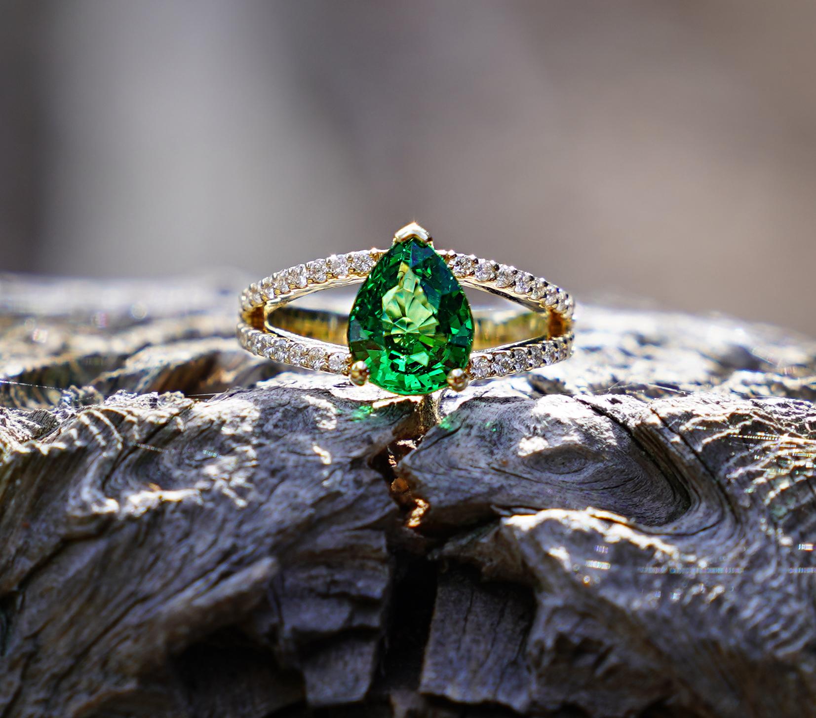 De las mujeres Anillo de oro amarillo de 18 quilates con tsavorita pera y diamantes de 1,57 quilates en venta